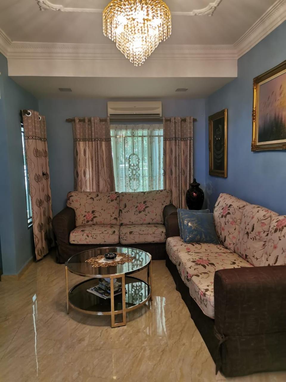 Three-Bedroom House photo 2