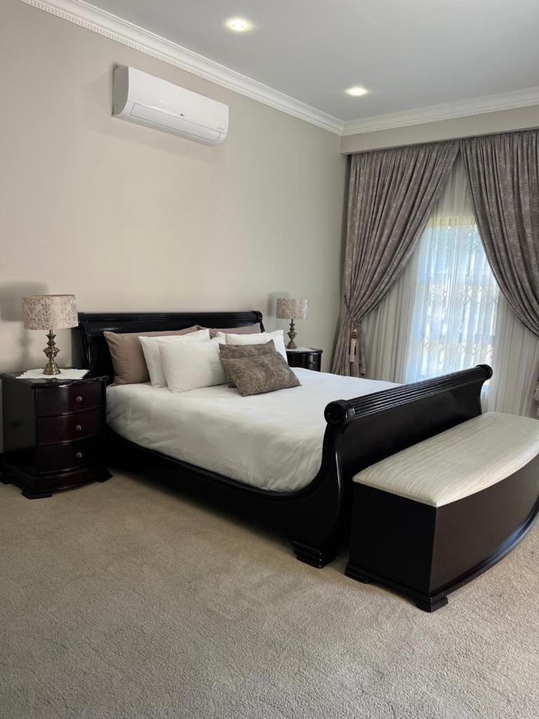 Executive Suite - Photo 6
