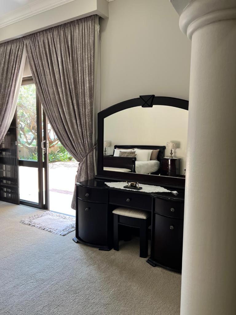Executive Suite - Photo 3