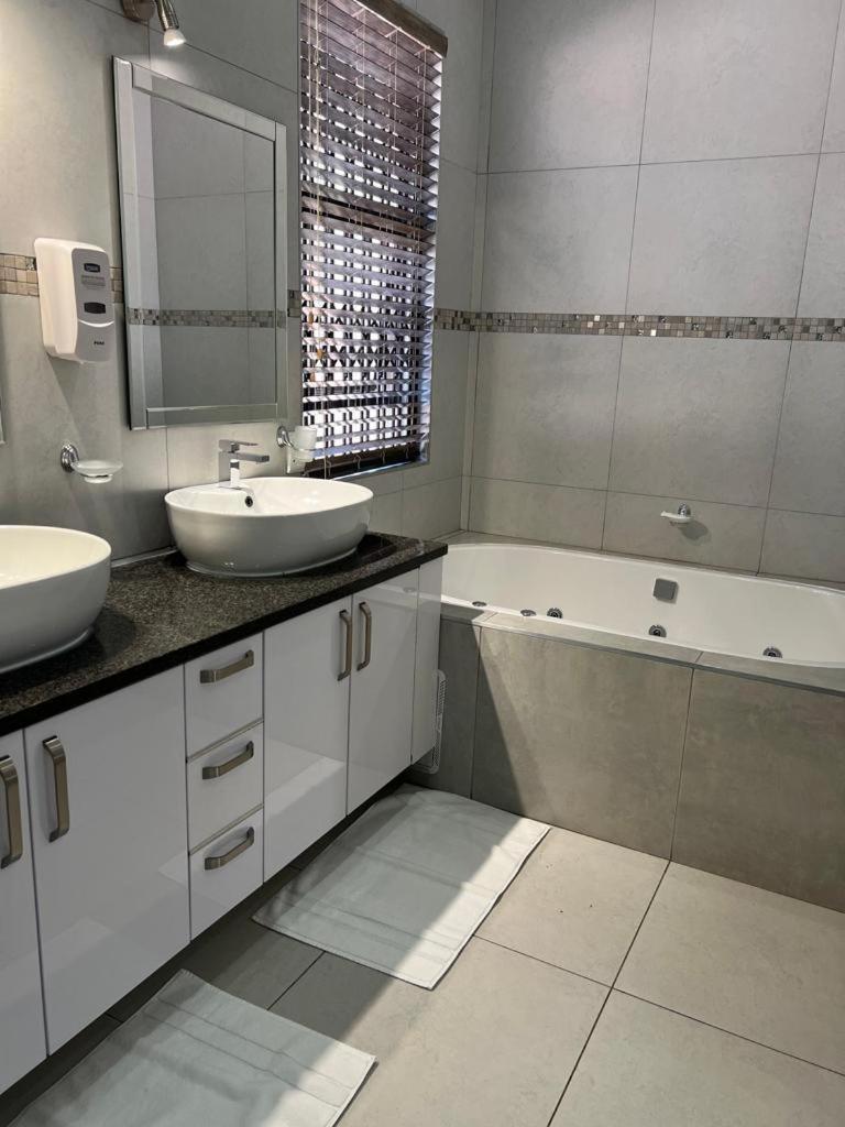 Executive Suite - Photo 4