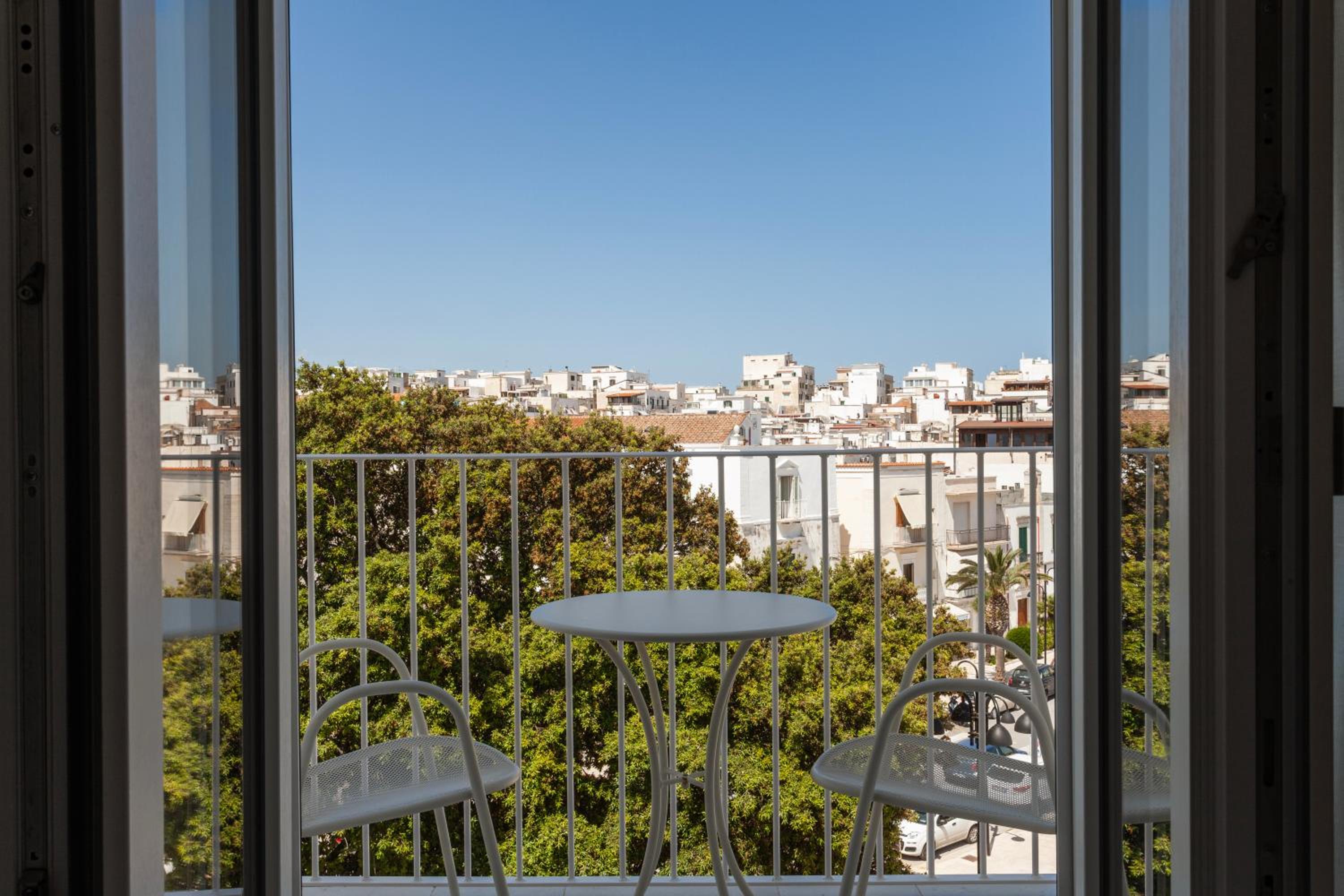 Deluxe Double Room with Side Sea View photo 3