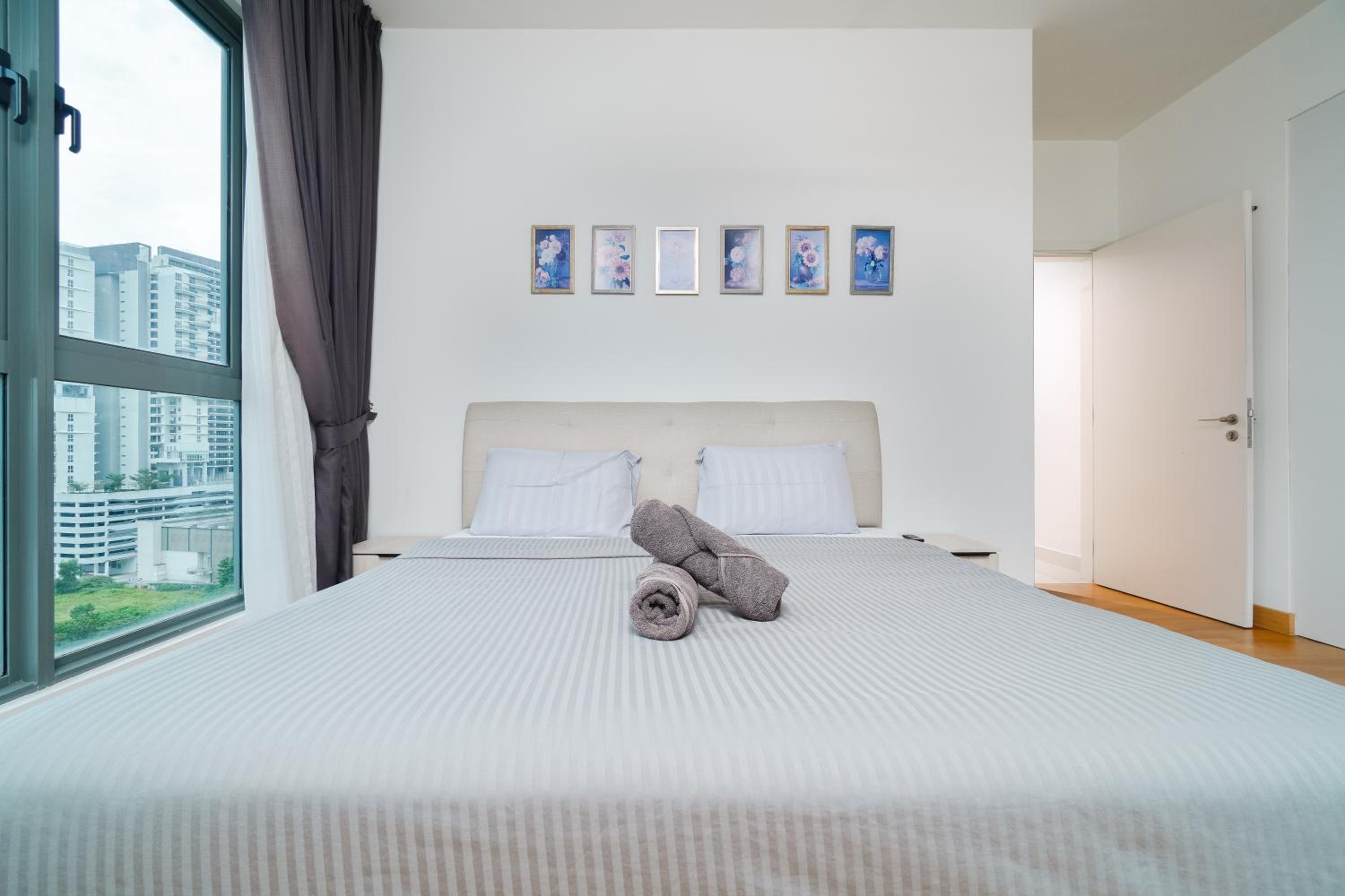 Three-Bedroom Apartment with Balcony photo 3