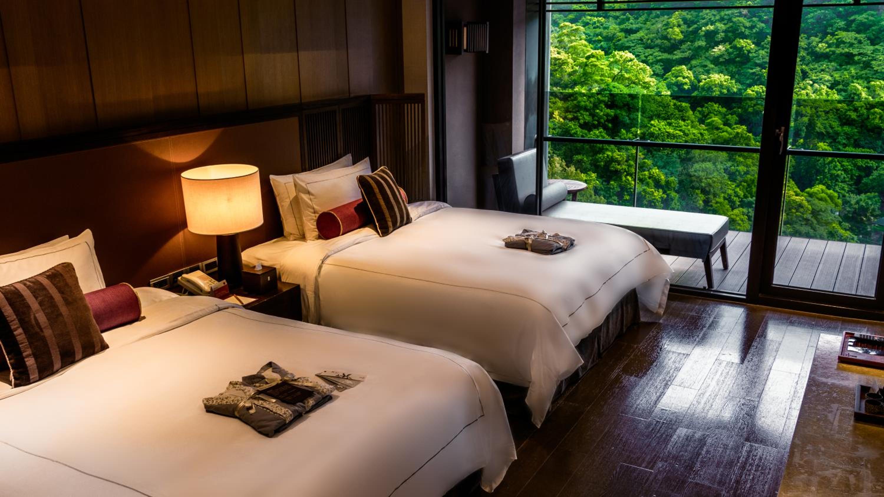 Deluxe Quadruple Room thumbnail 5