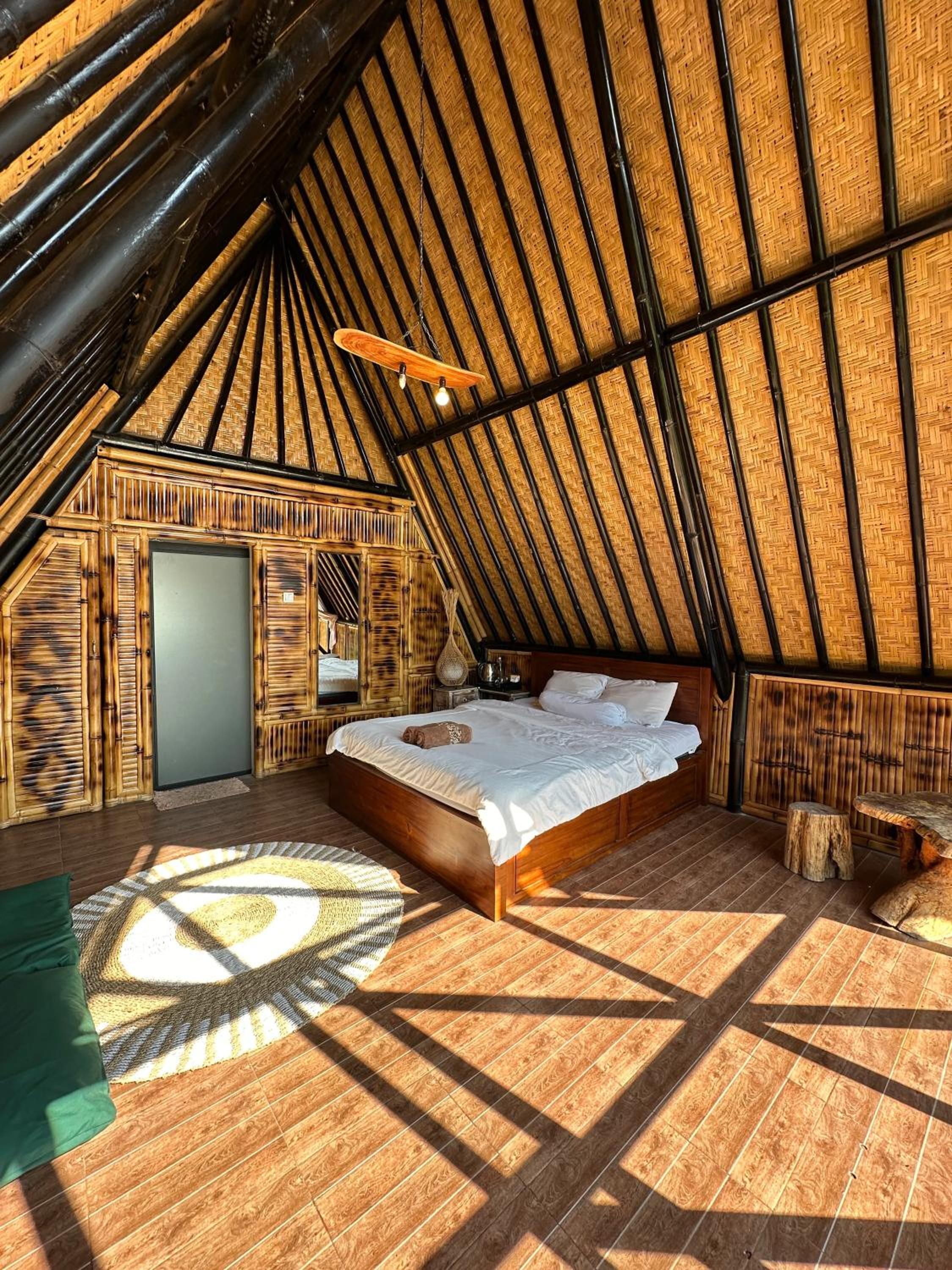 Triangle Room - Photo 1