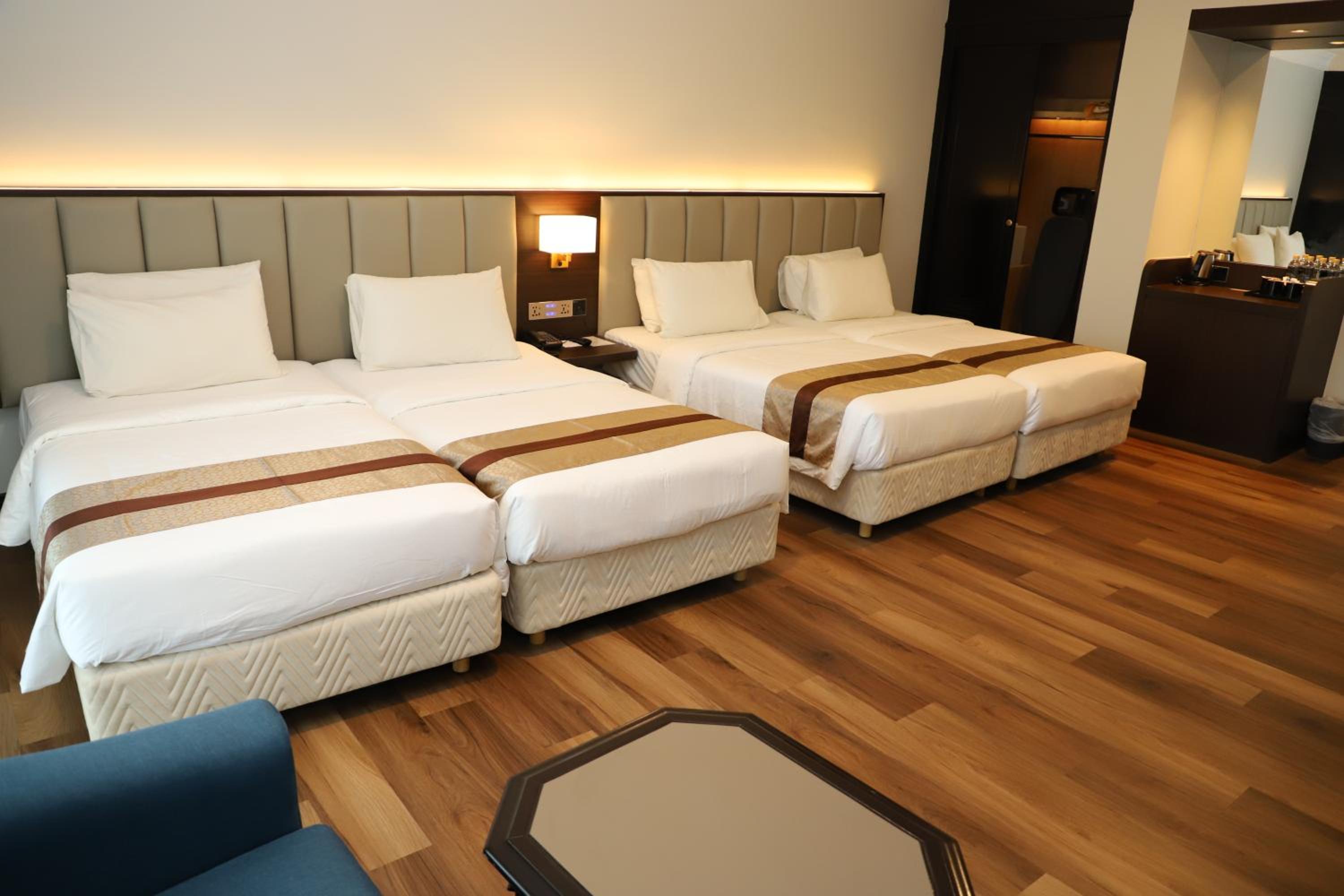 Deluxe Quadruple Room - Photo 4