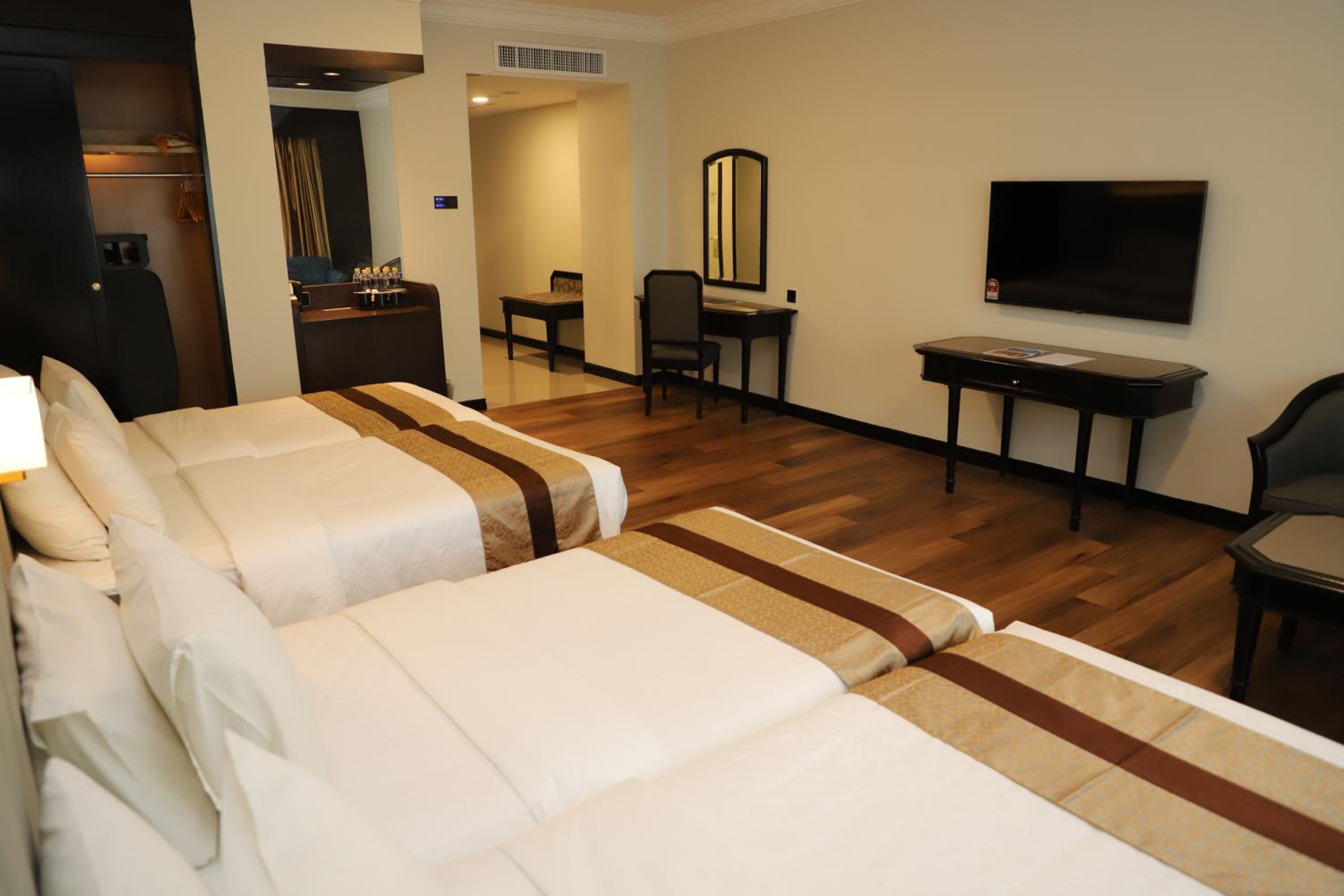 Deluxe Quadruple Room - Photo 3