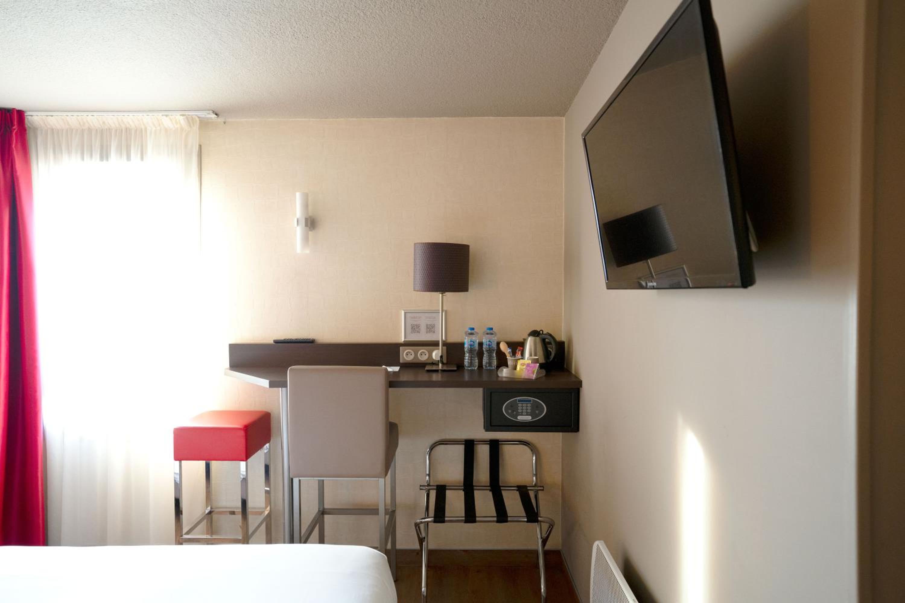 Junior Queen Suite - Non-Smoking photo 3