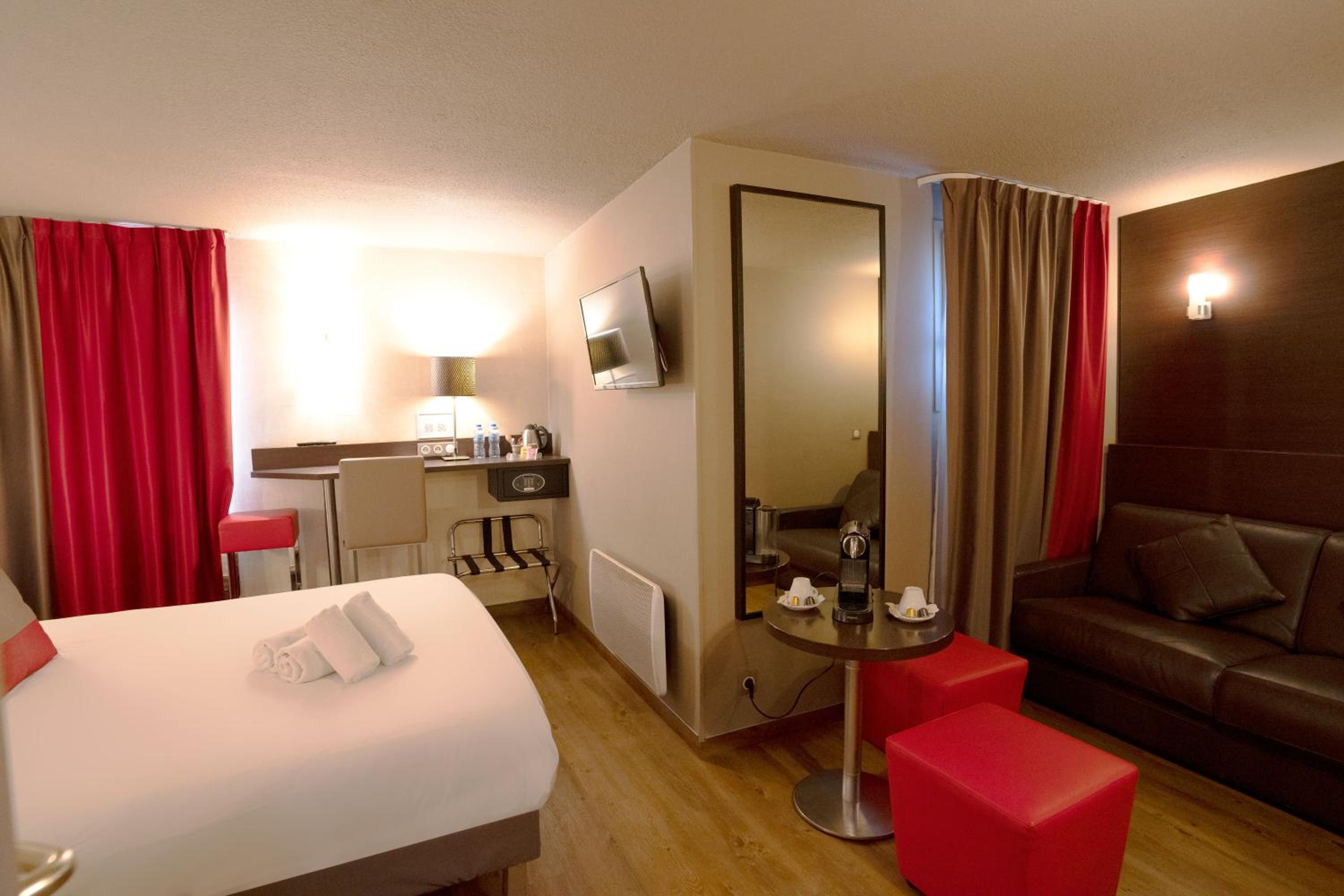 Junior Queen Suite - Non-Smoking photo 2