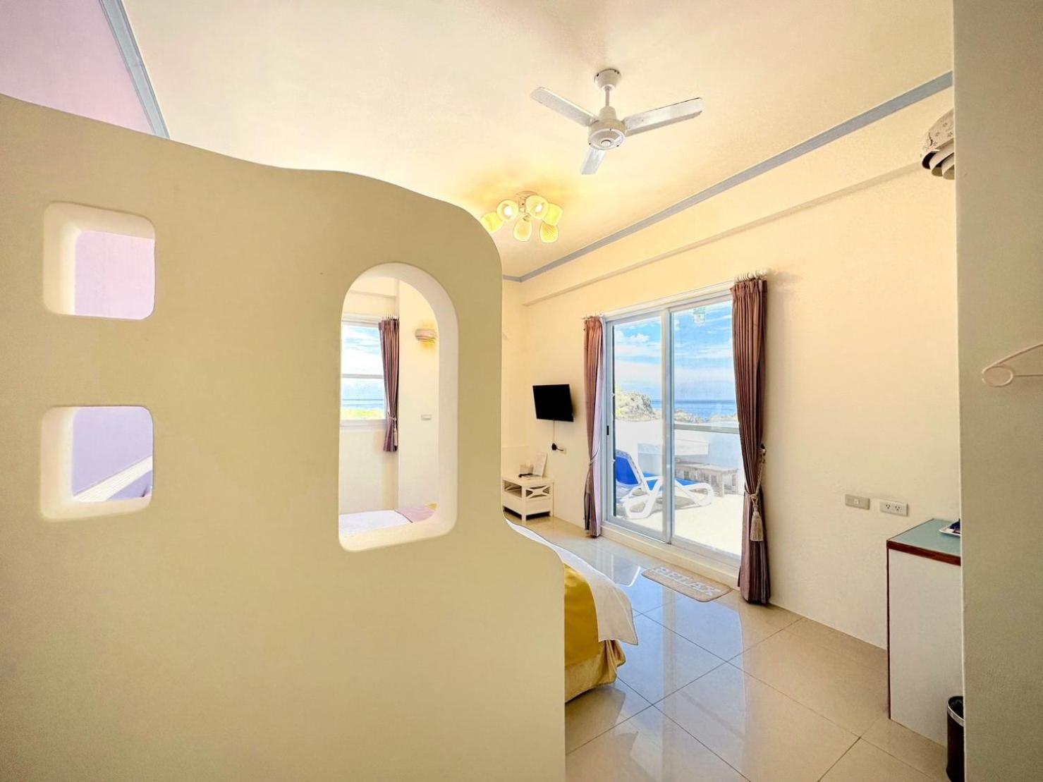 Queen Room with Balcony photo 3