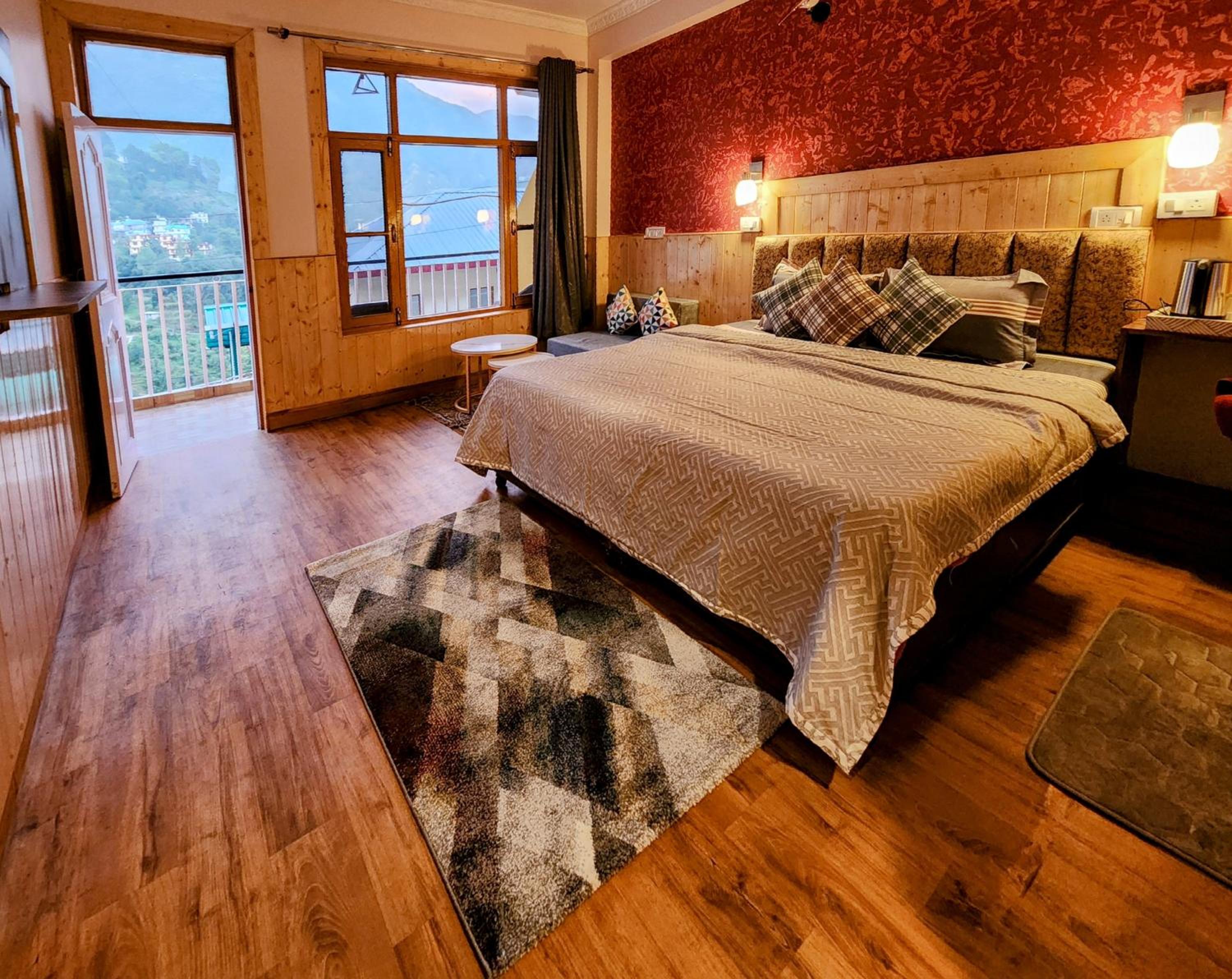 Three-Bedroom Apartment with Mountain View photo 1