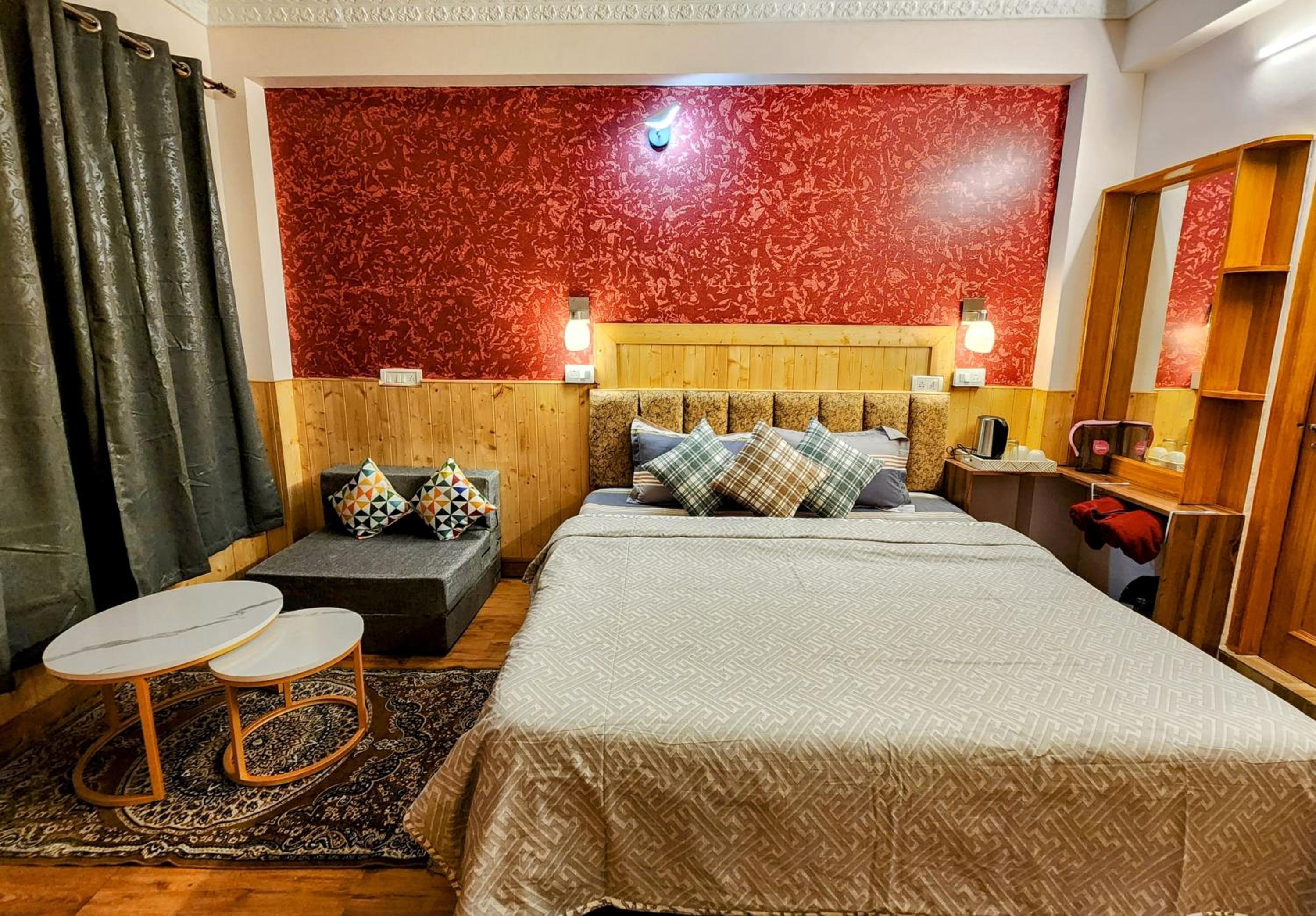 Deluxe Double Room with Balcony photo 2