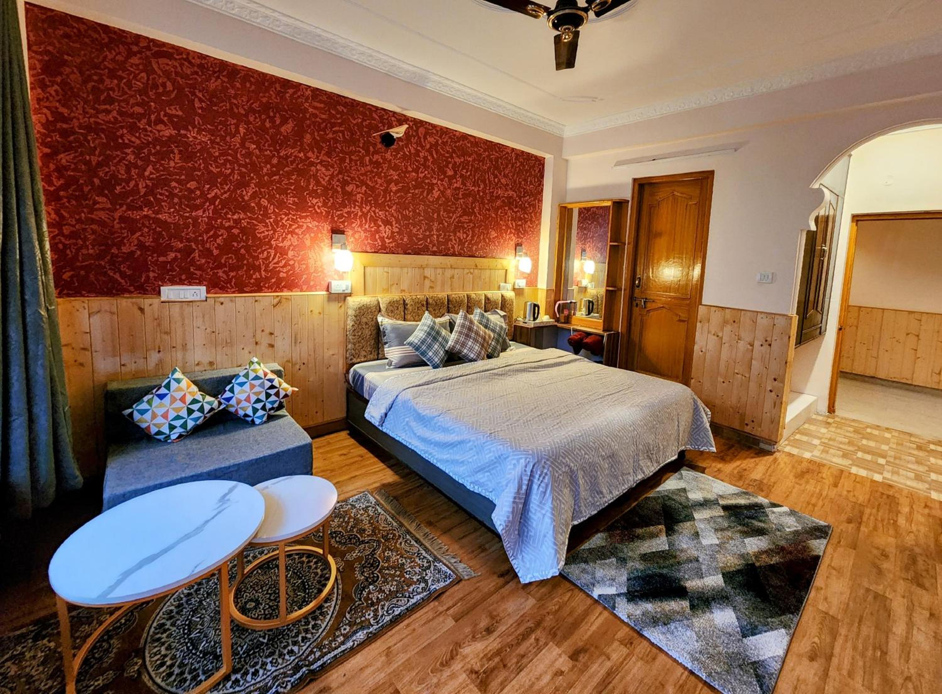 Deluxe Double Room with Balcony photo 3