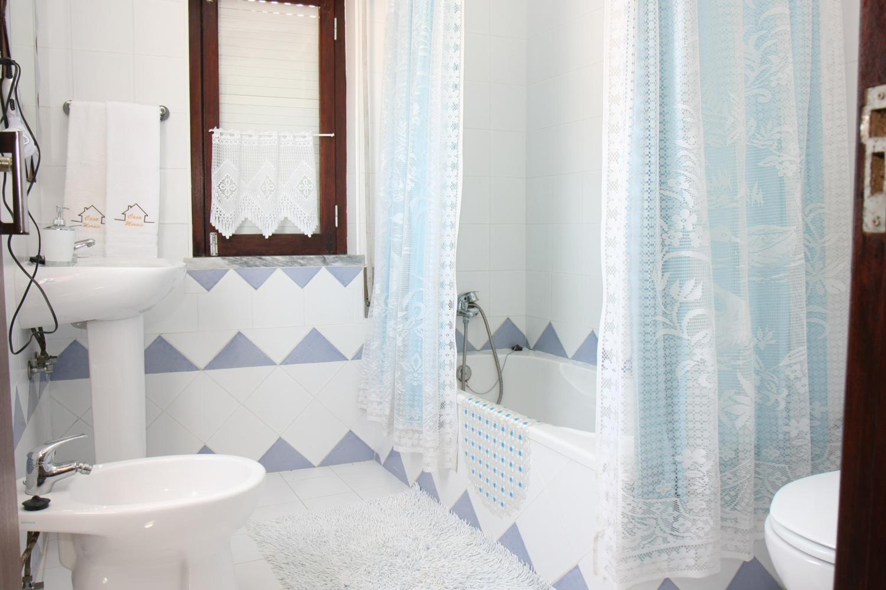 Standard Double Room - Photo 8