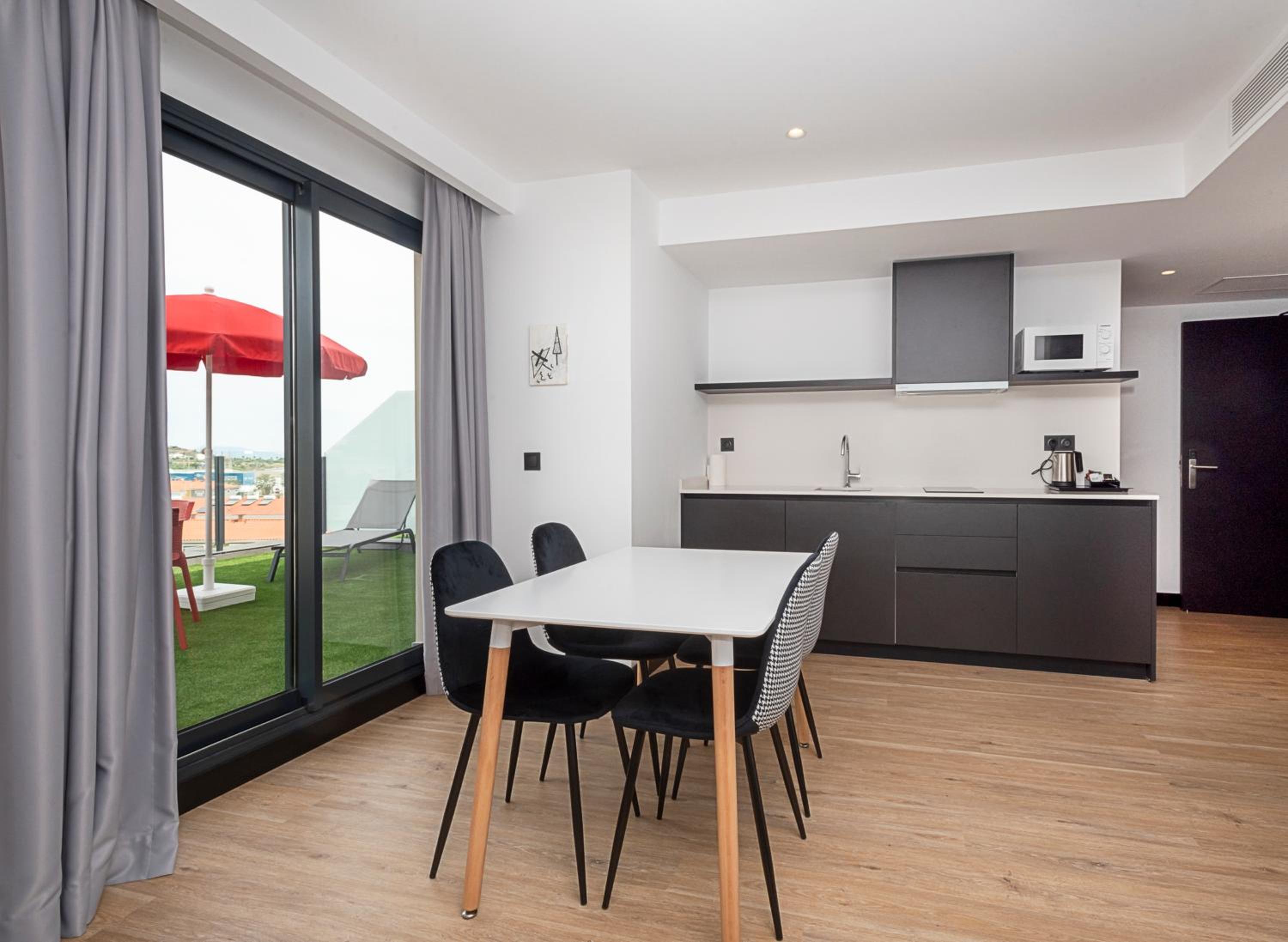 Apartment with Terrace - Photo 10
