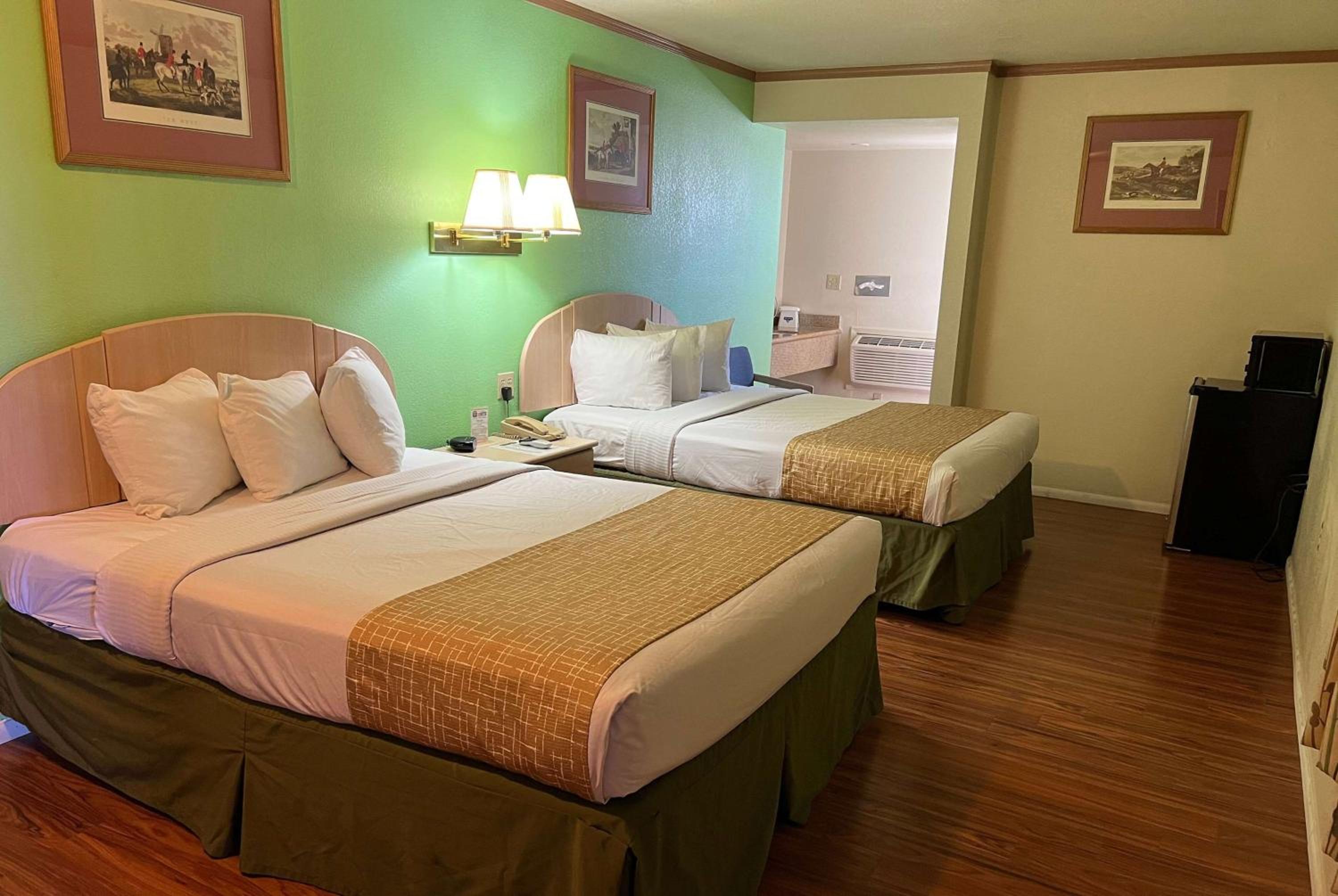 Queen Room with Two Queen Beds - Non-Smoking - Photo 1