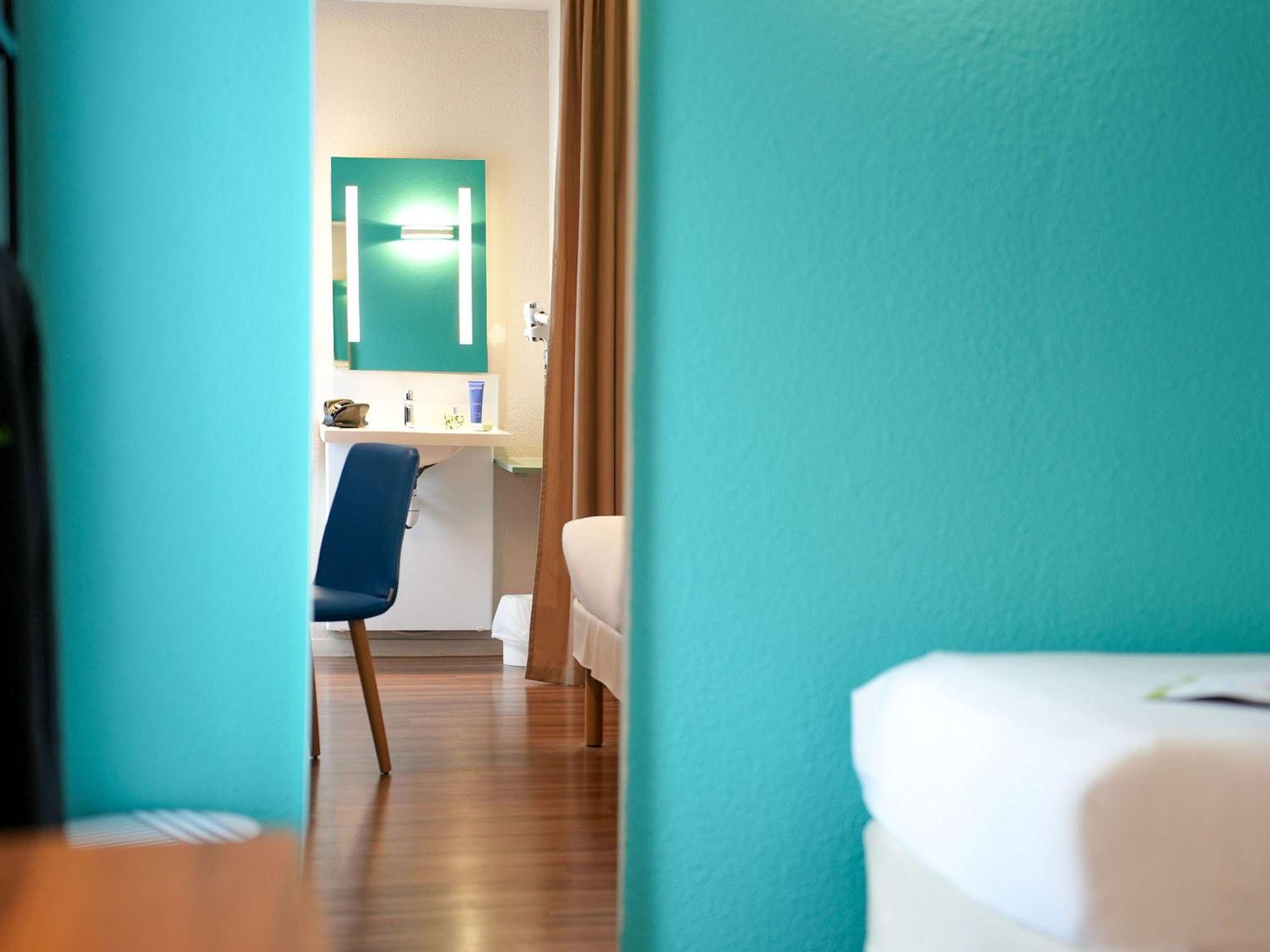 Standard Room with One Double Bed and One Single Bed - Photo 6