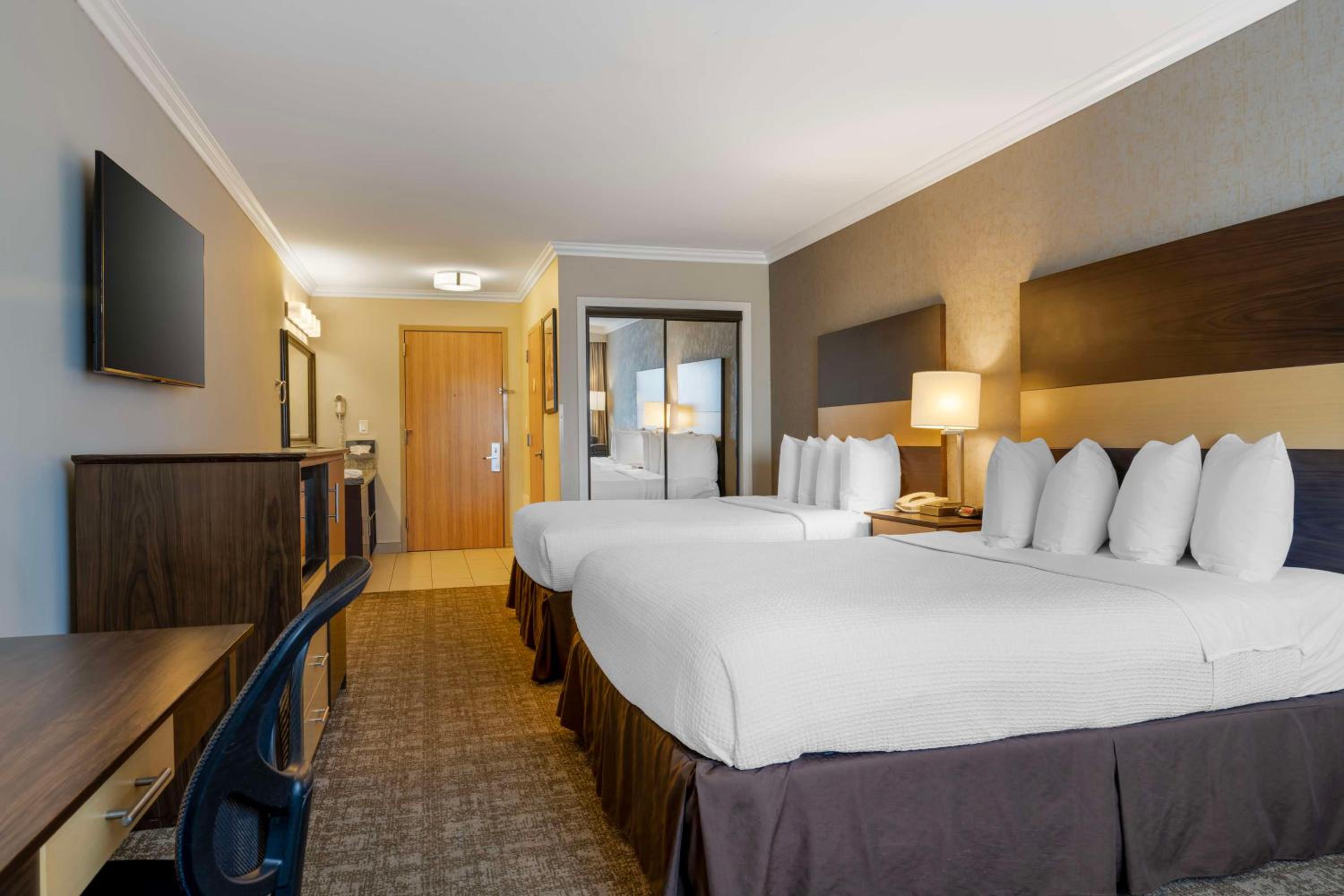 Queen Room with Two Queen Beds - Photo 4