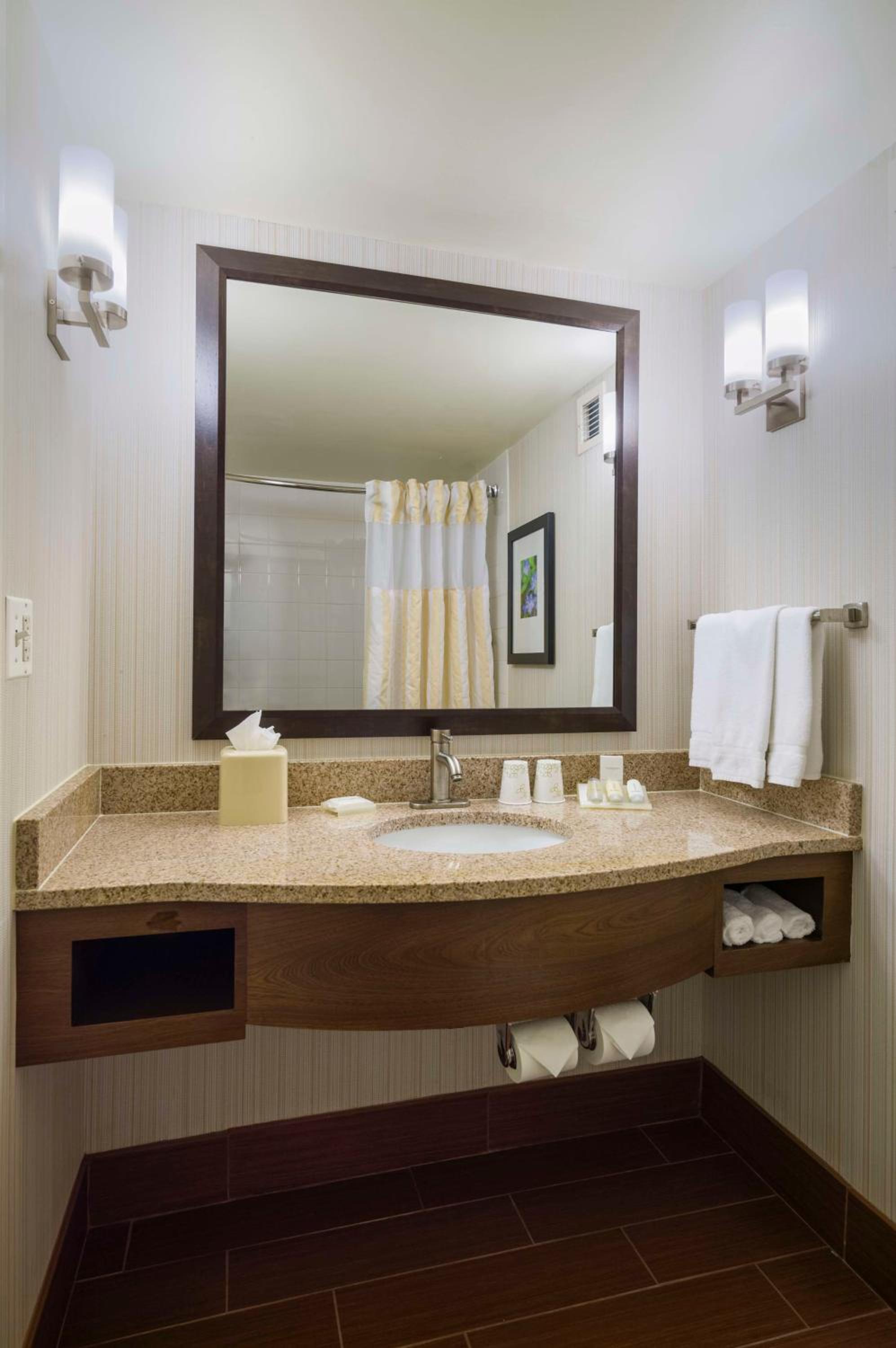 Premium Queen Room with Two Queen Beds - Photo 4