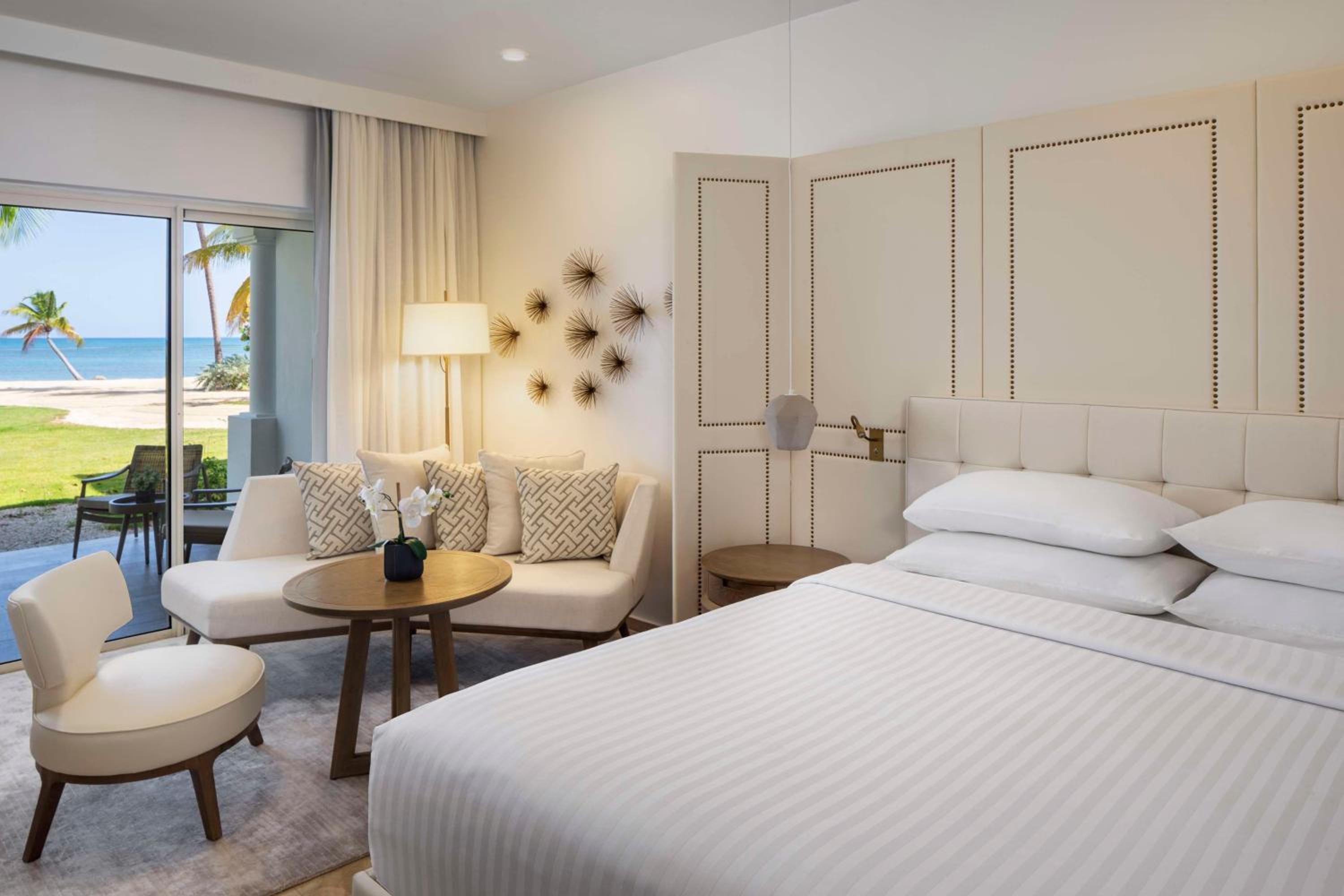 Deluxe King Room - Oceanfront - Photo 1