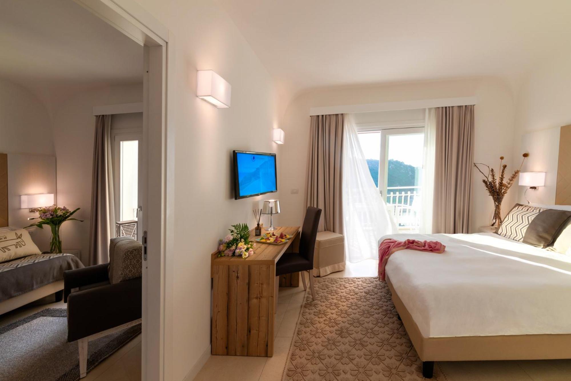 Deluxe Family Suite with Sea View photo 1
