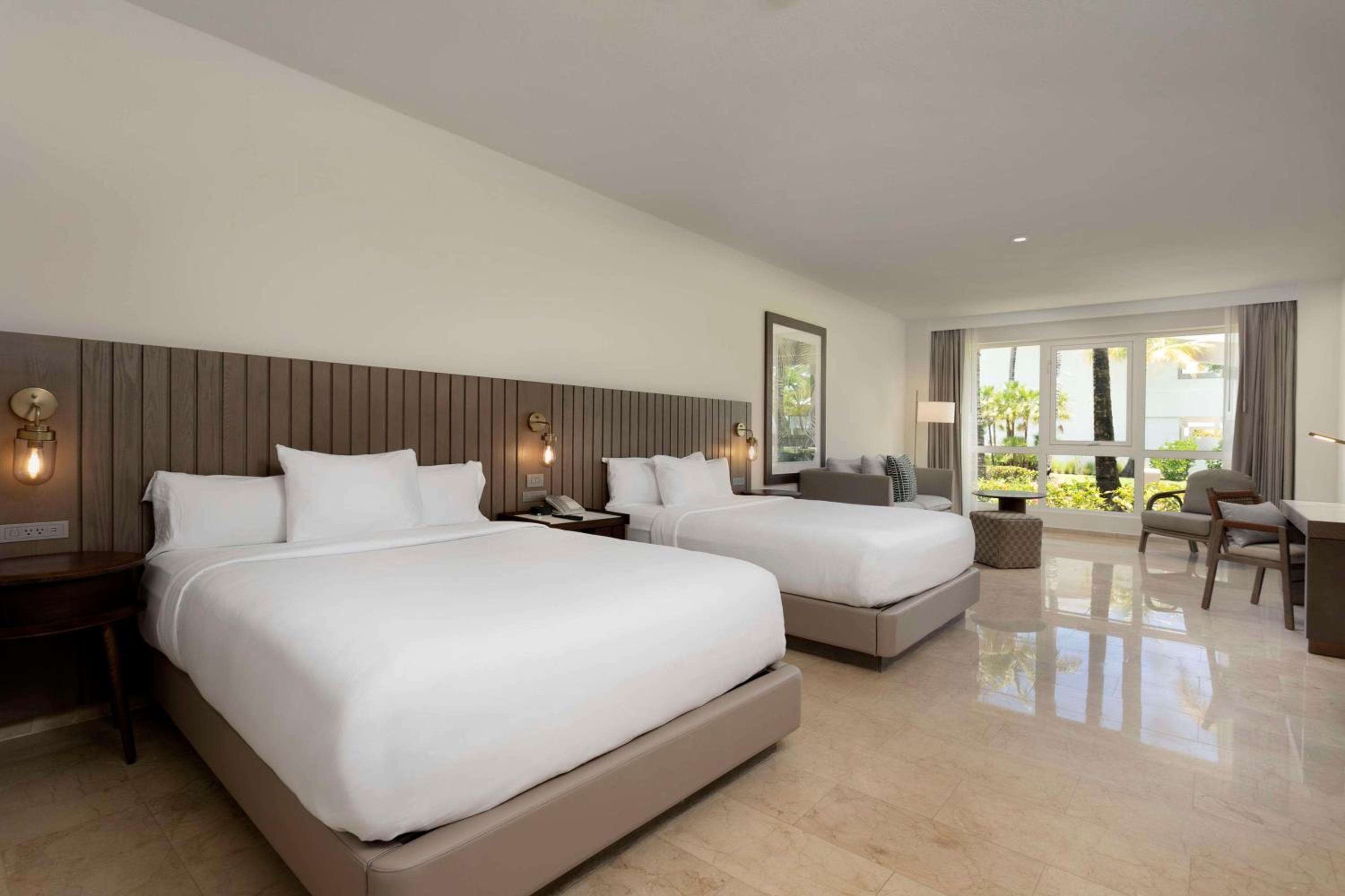 Double Room with Two Double Beds and Roll-In Shower - Mobility Accessible - Photo 4