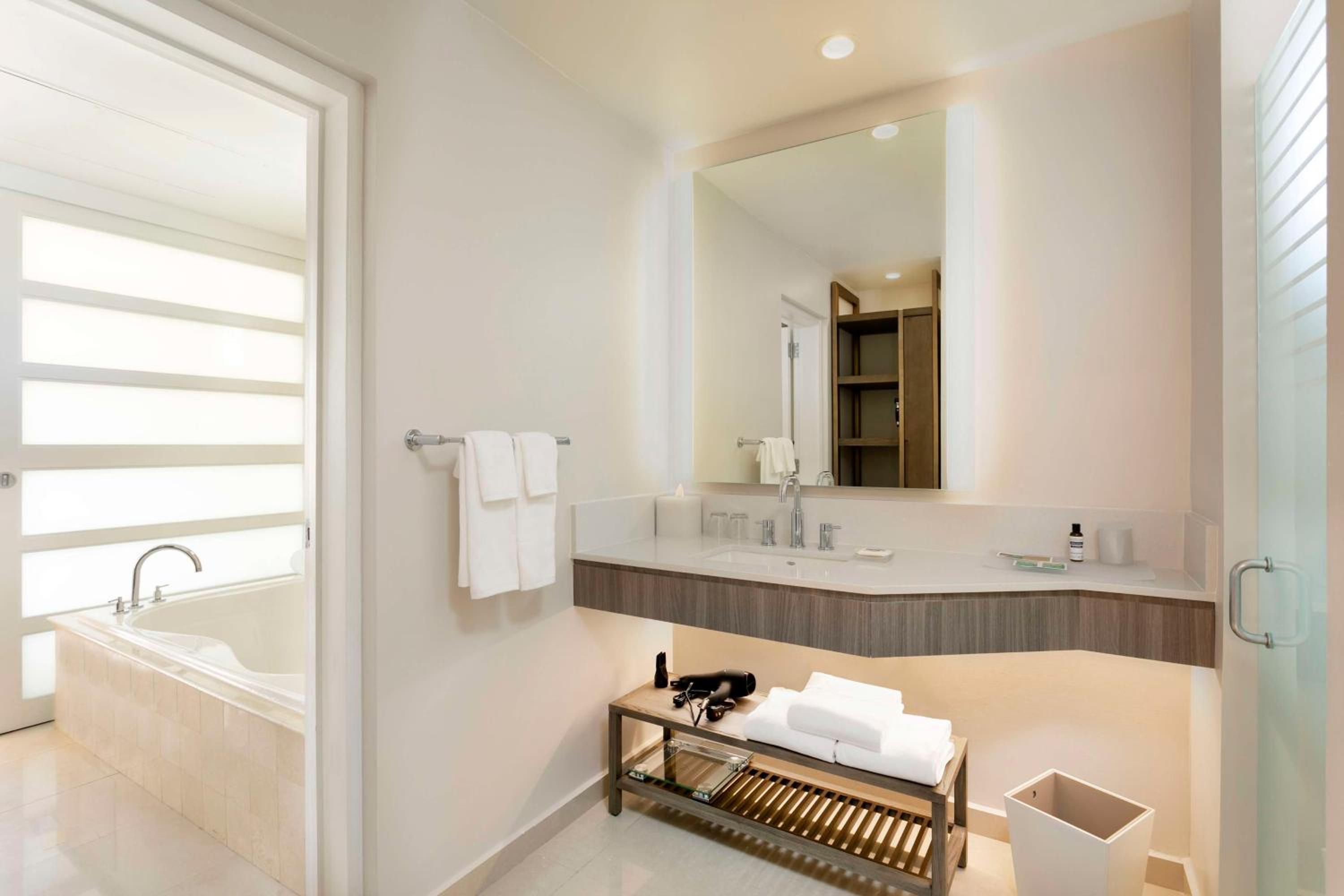 Premier Villa with King Bed - Photo 10