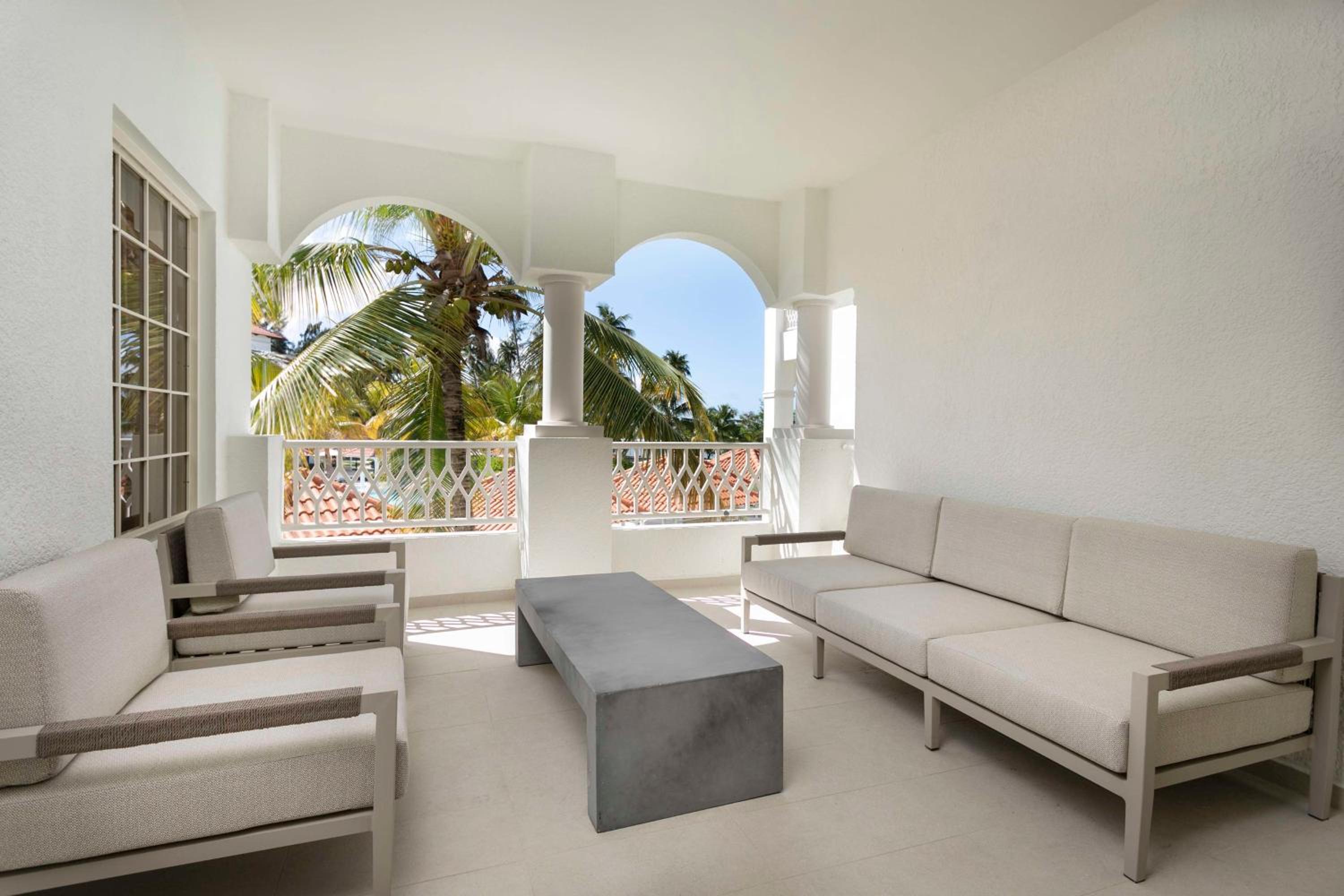 Premier Villa with King Bed - Photo 3
