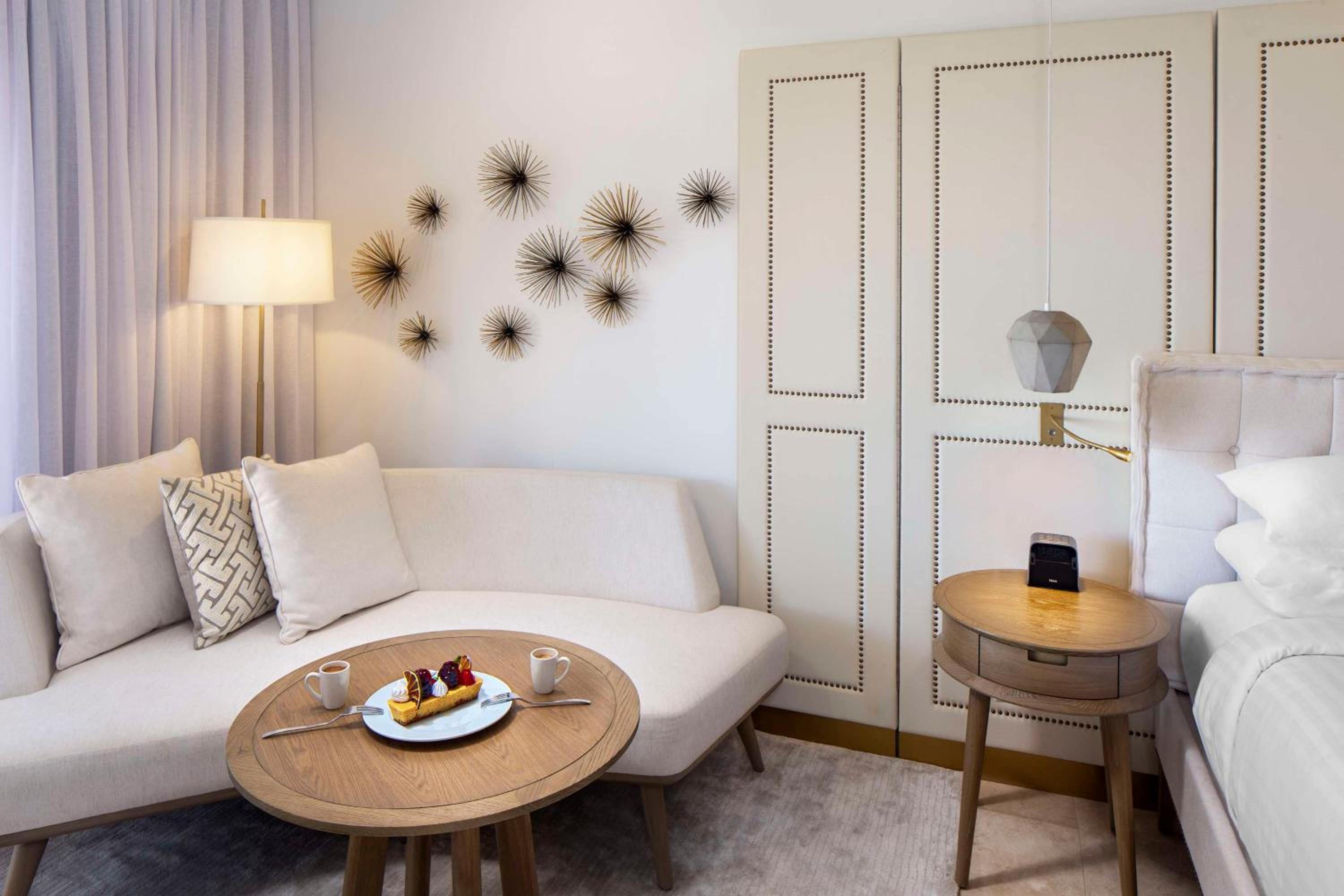 Deluxe King Room - Oceanfront - Photo 4