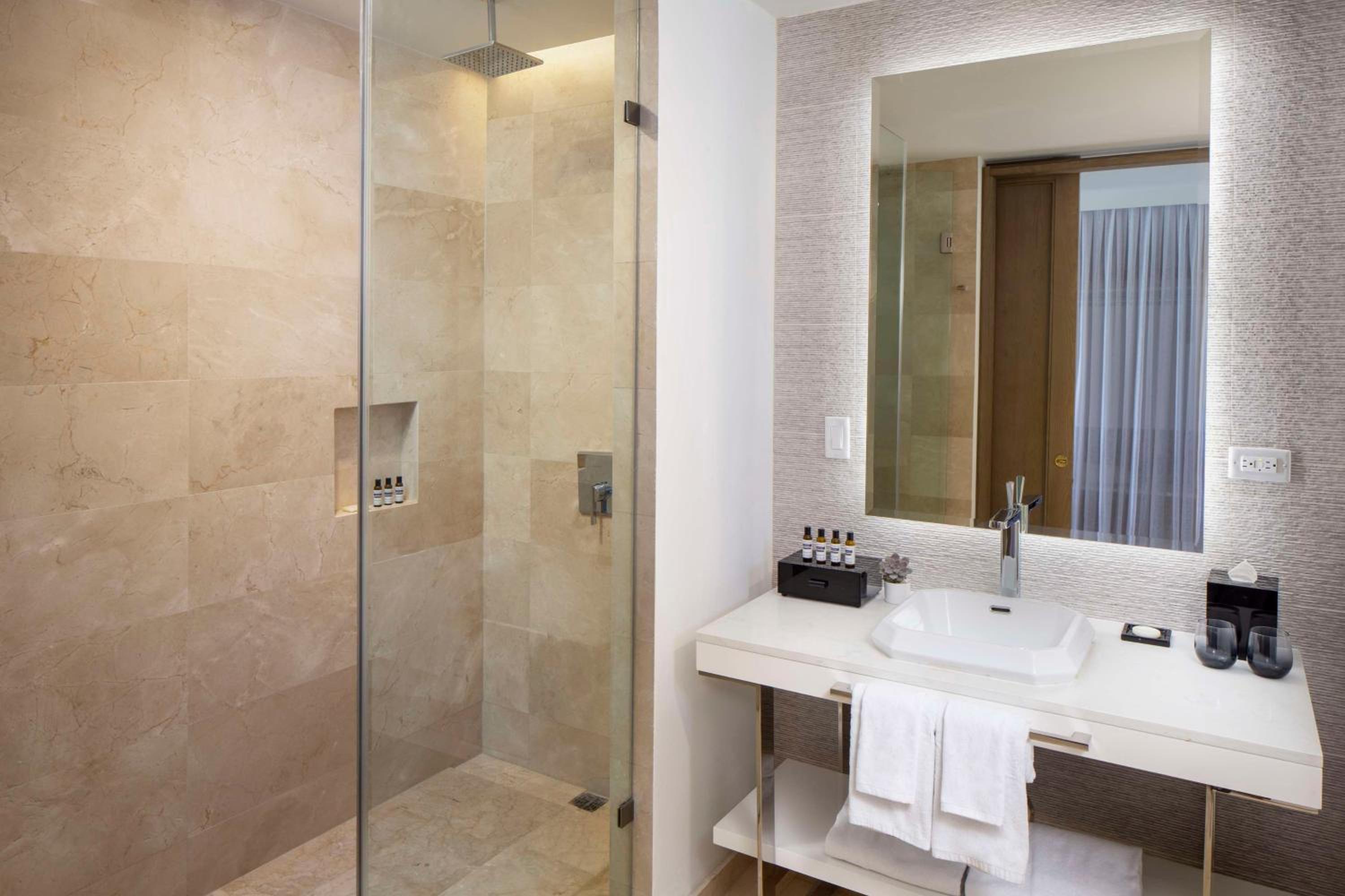 Deluxe King Room - Oceanfront - Photo 5