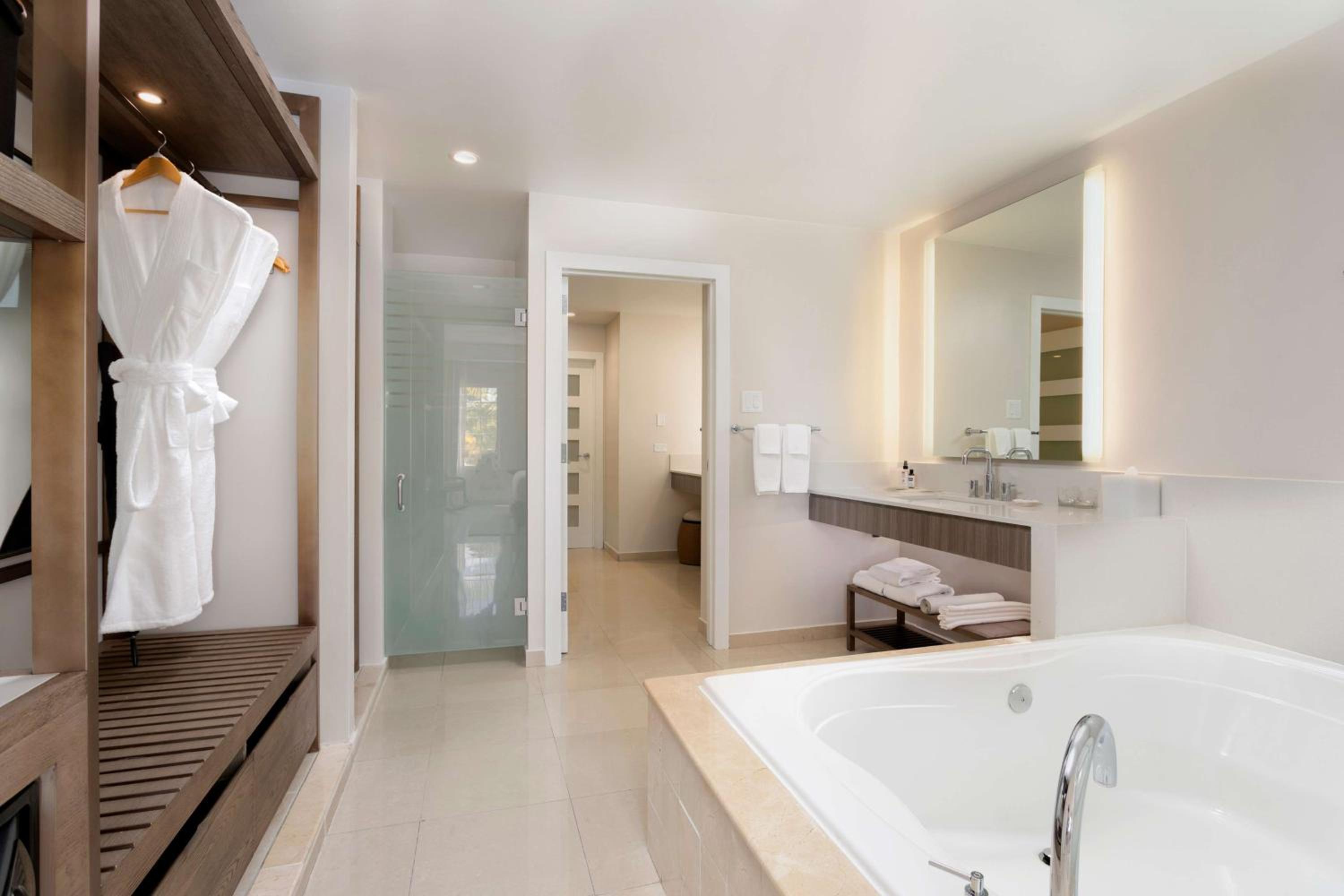 Premier Villa with King Bed - Photo 5