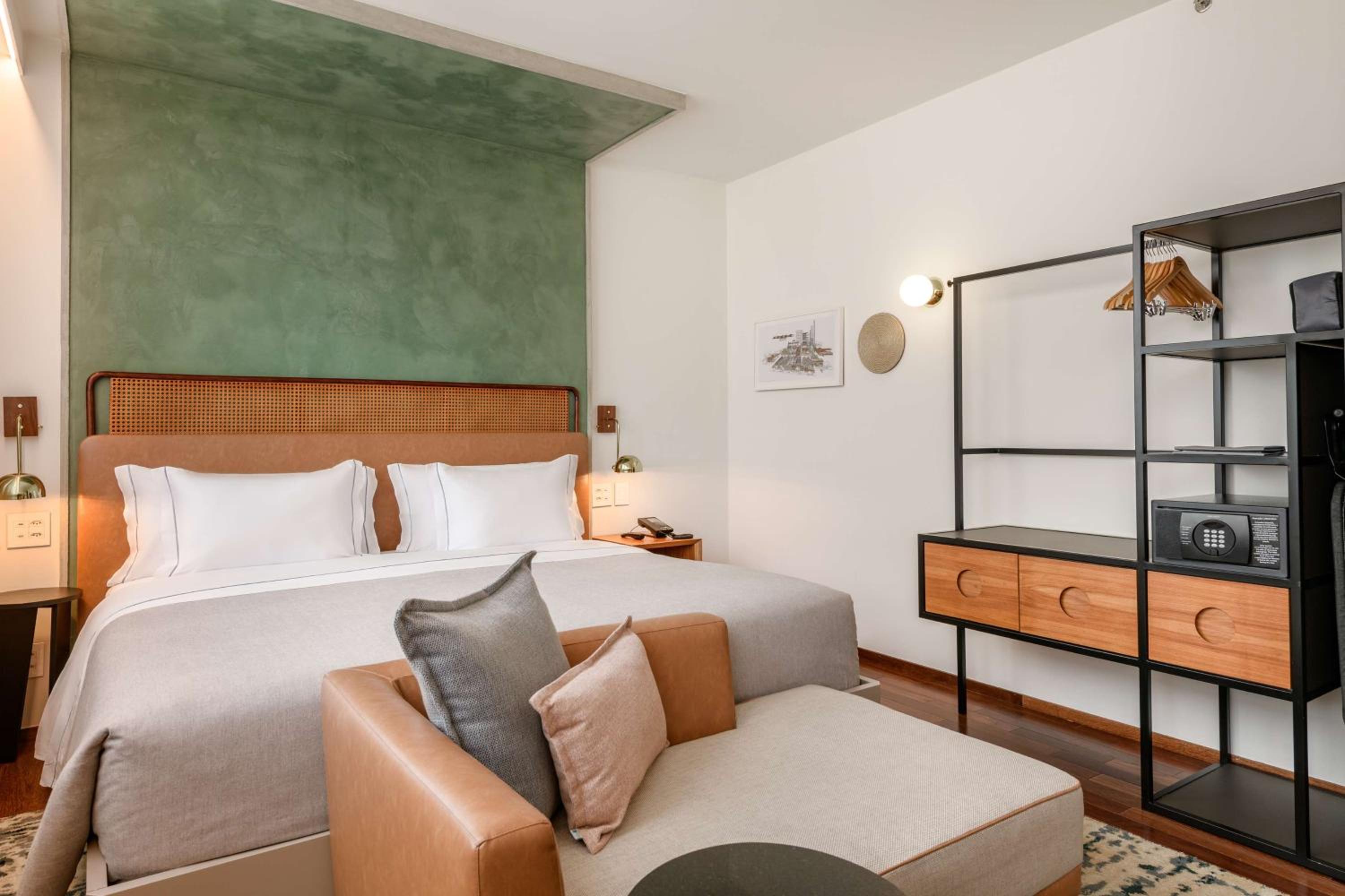 Premium King Room - Photo 5