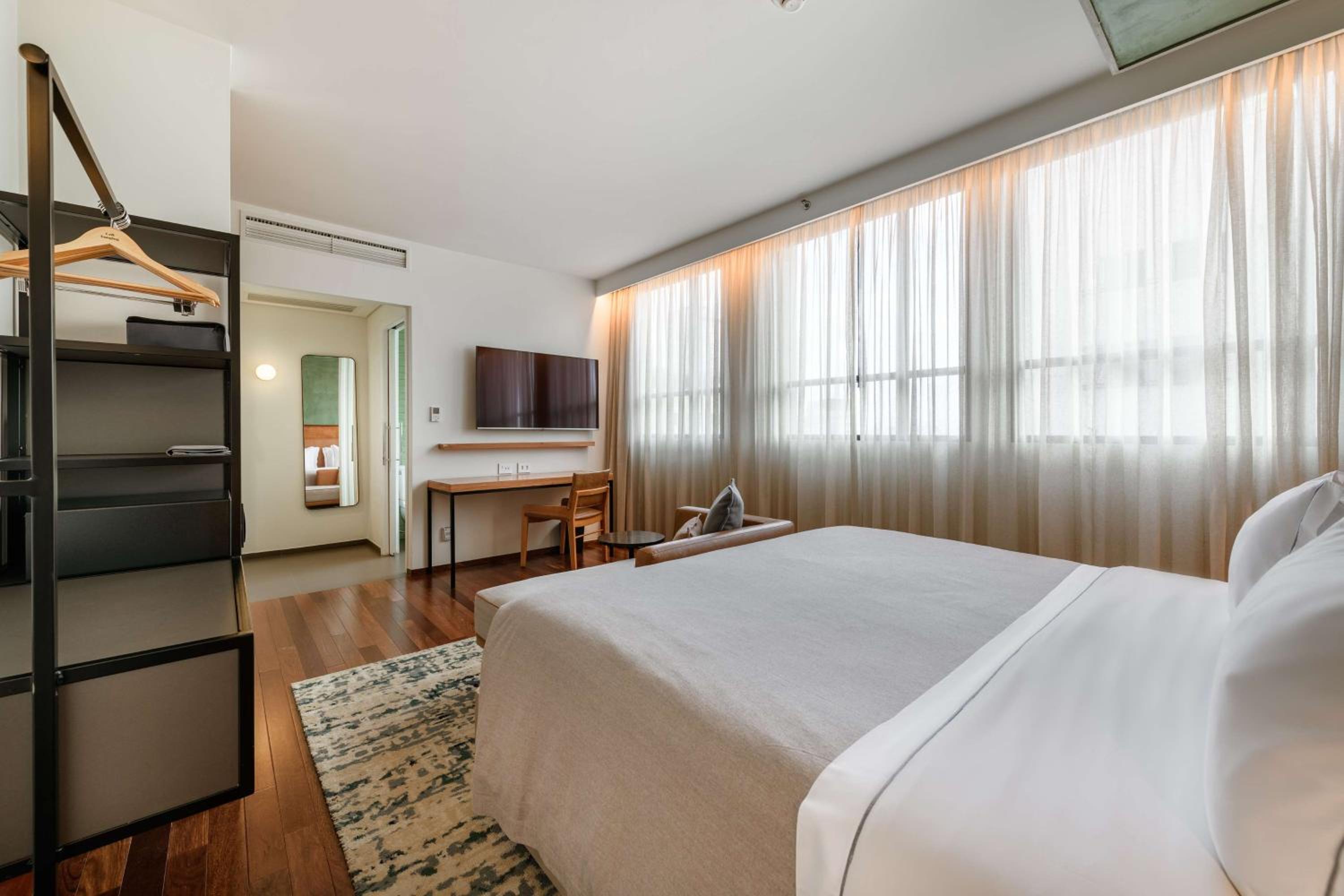 Premium King Room - Photo 11