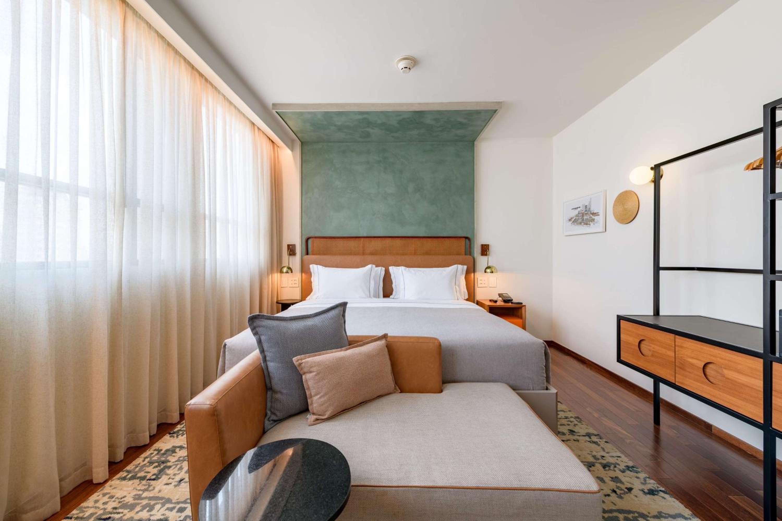 Premium King Room - Photo 7