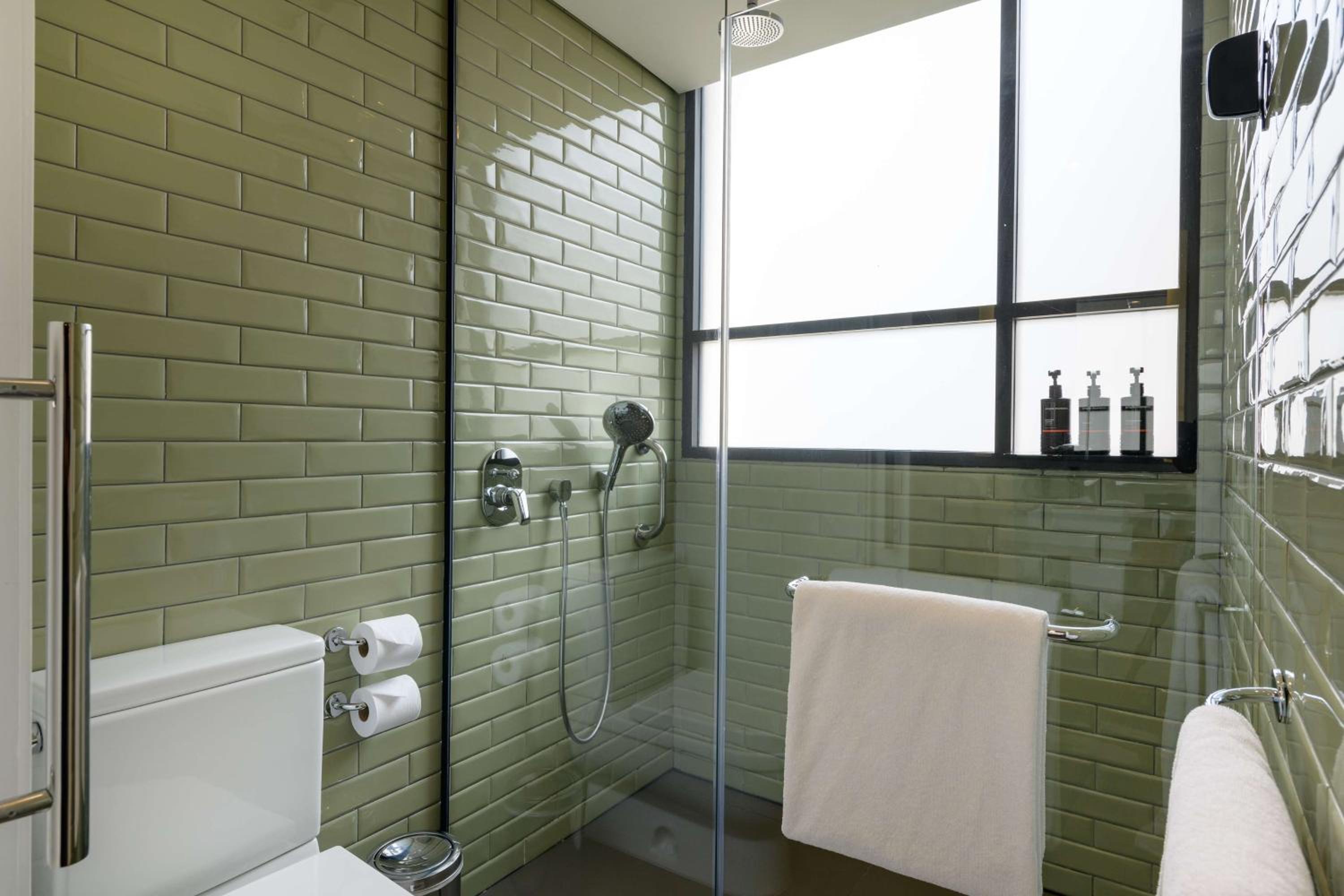 Premium King Room - Photo 16