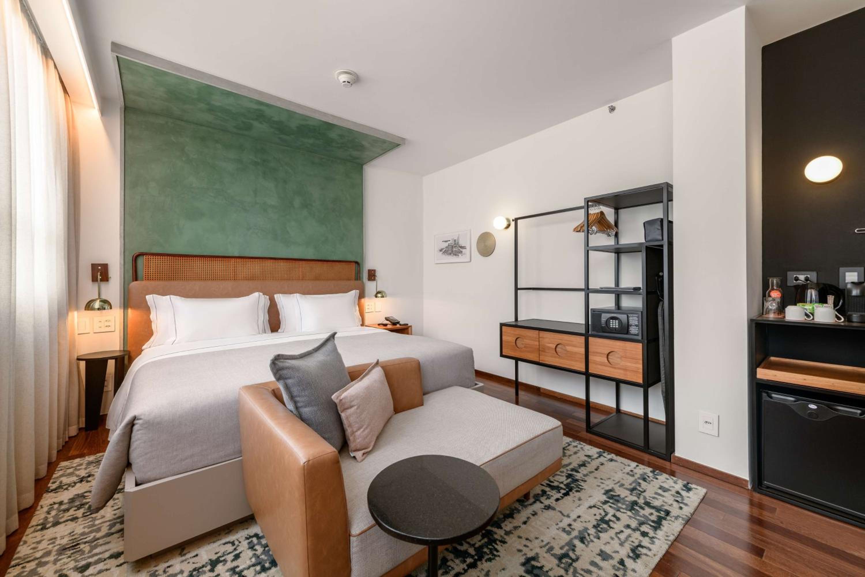 Premium King Room - Photo 14