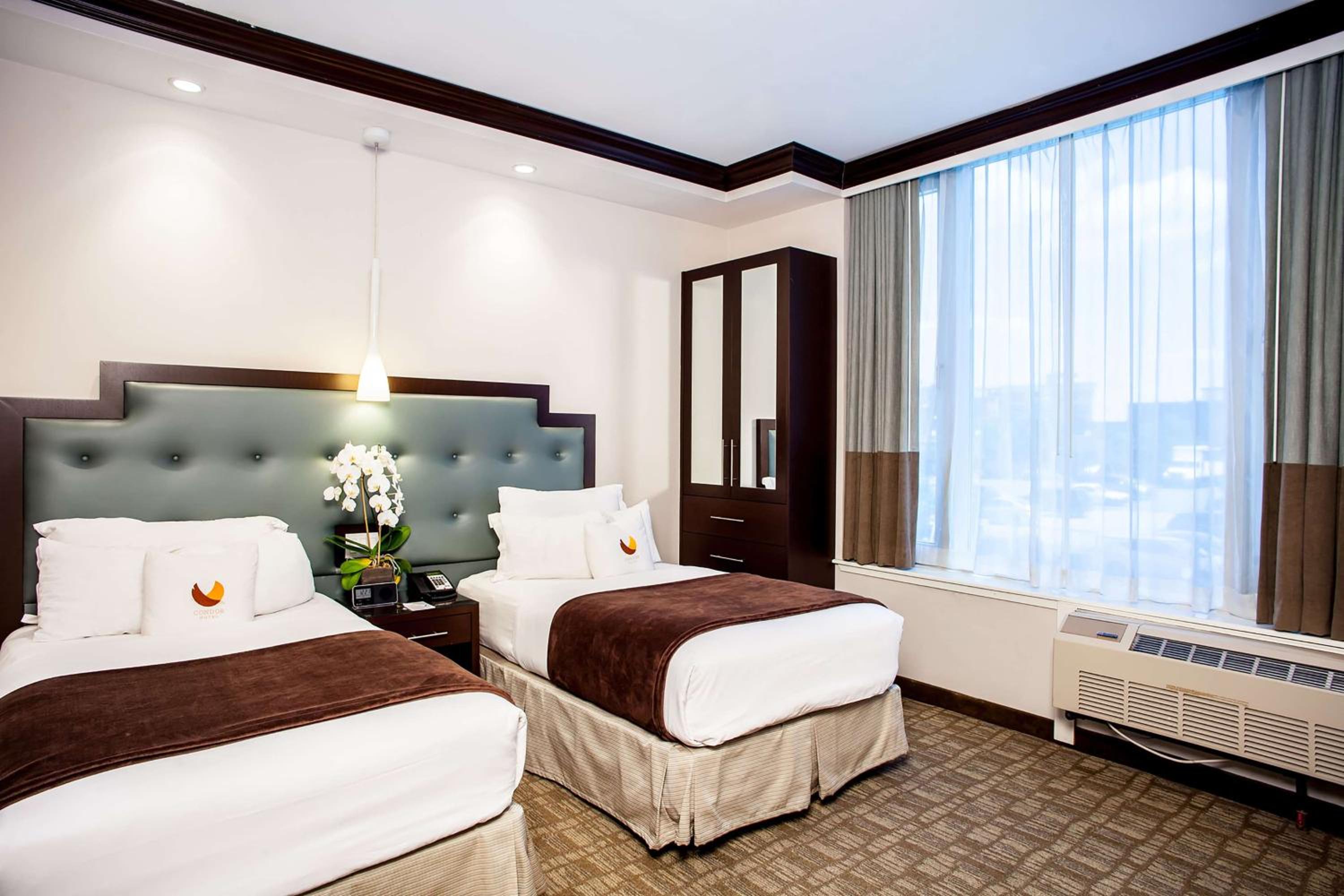 Corner Room with Two Twin Beds, Non-Smoking photo 1