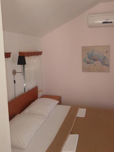 Double Room - Non-Smoking  photo 3