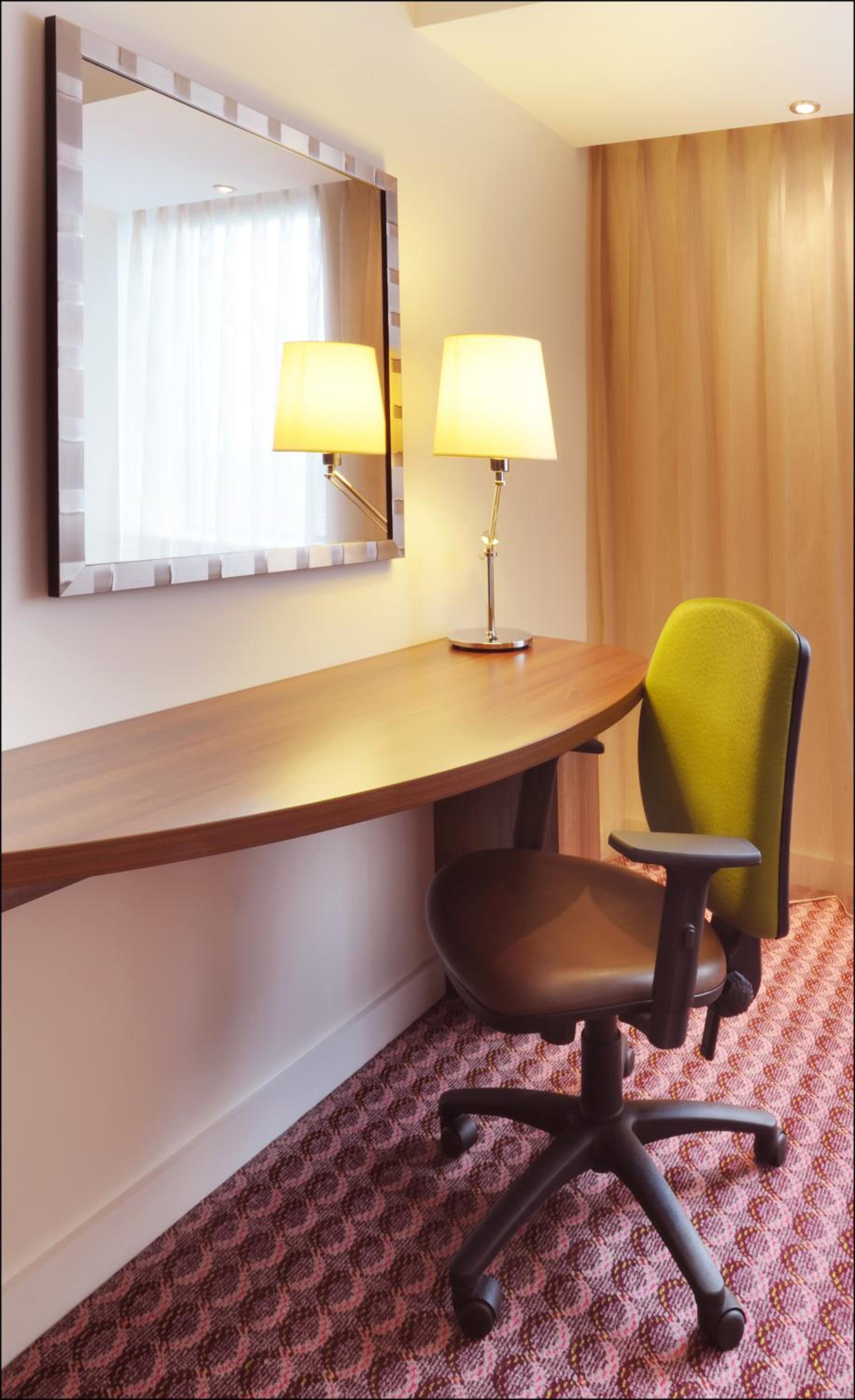 Queen Room - Mobility Accessible - Photo 4