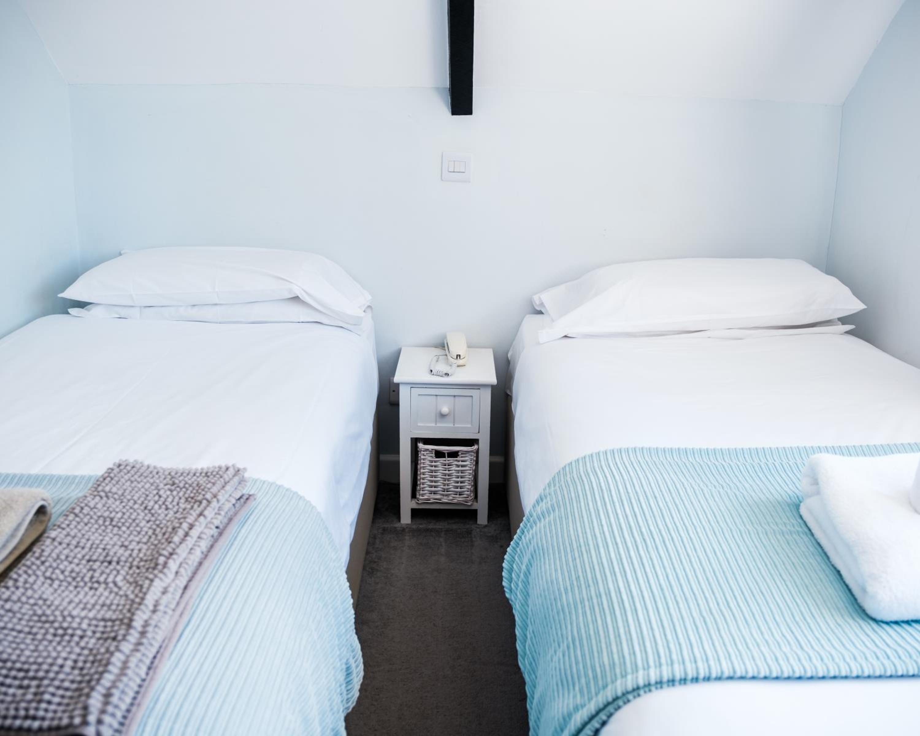 Standard Twin Room - Photo 1