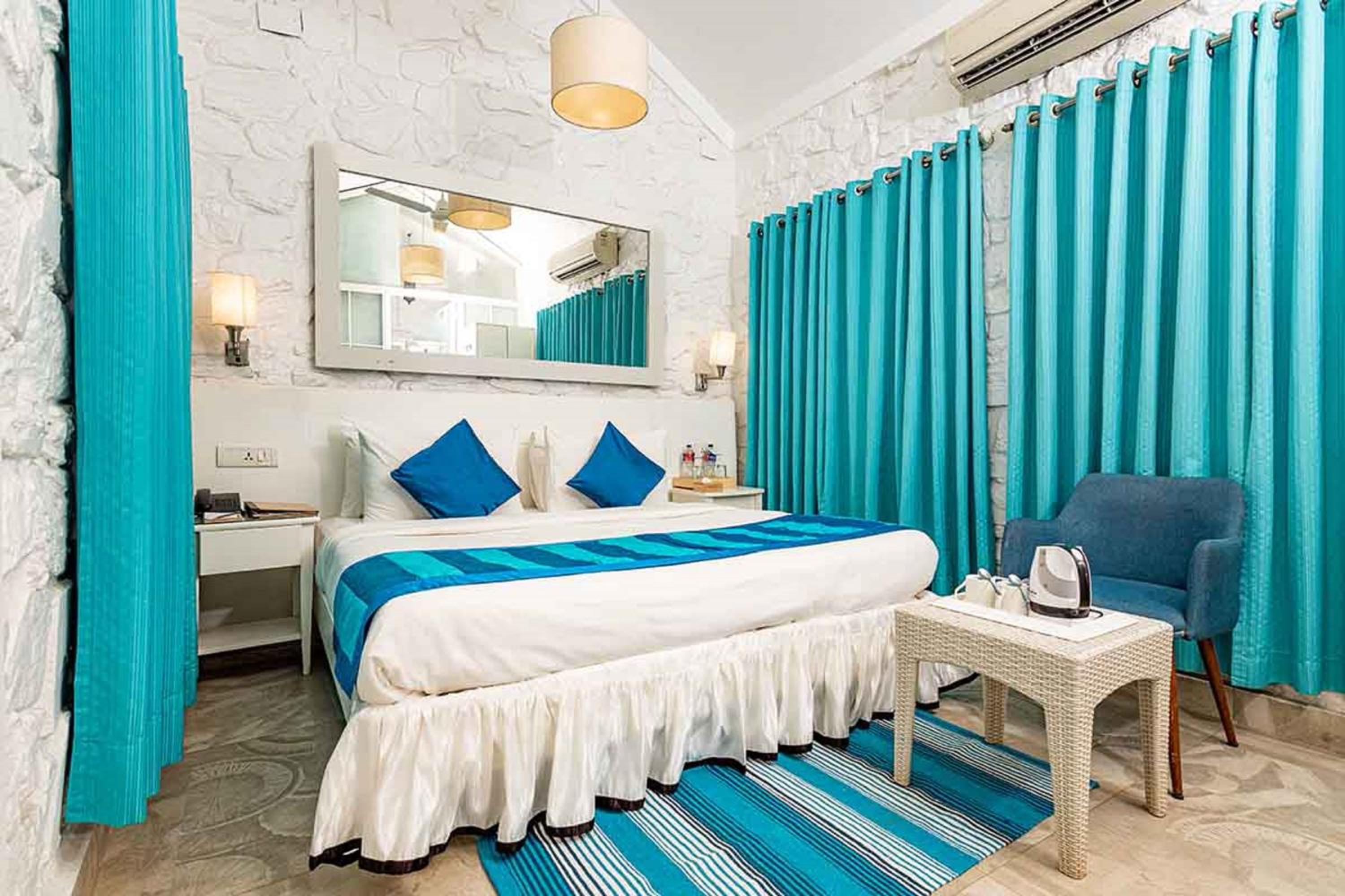 Deluxe Room with Pool View - Photo 21