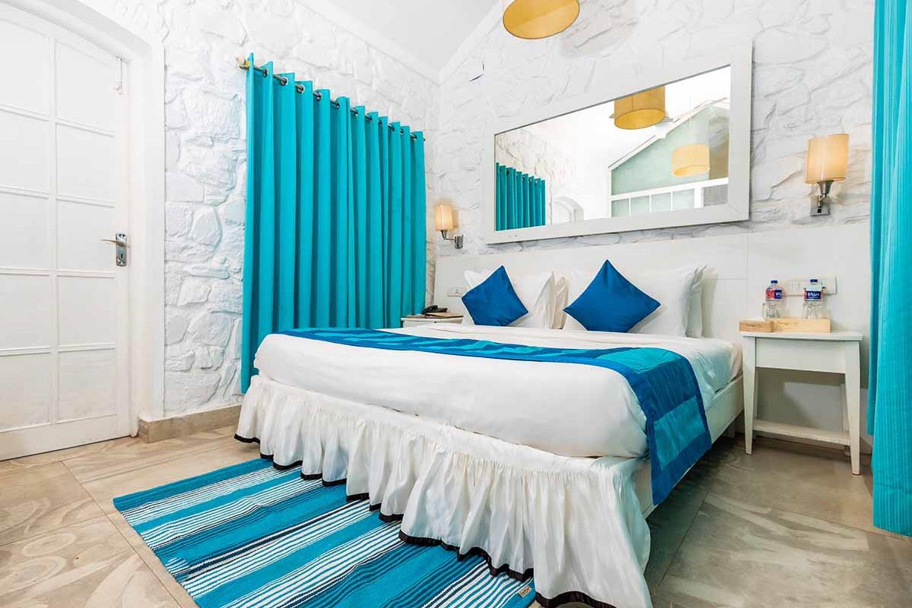 Deluxe Room with Pool View - Photo 19