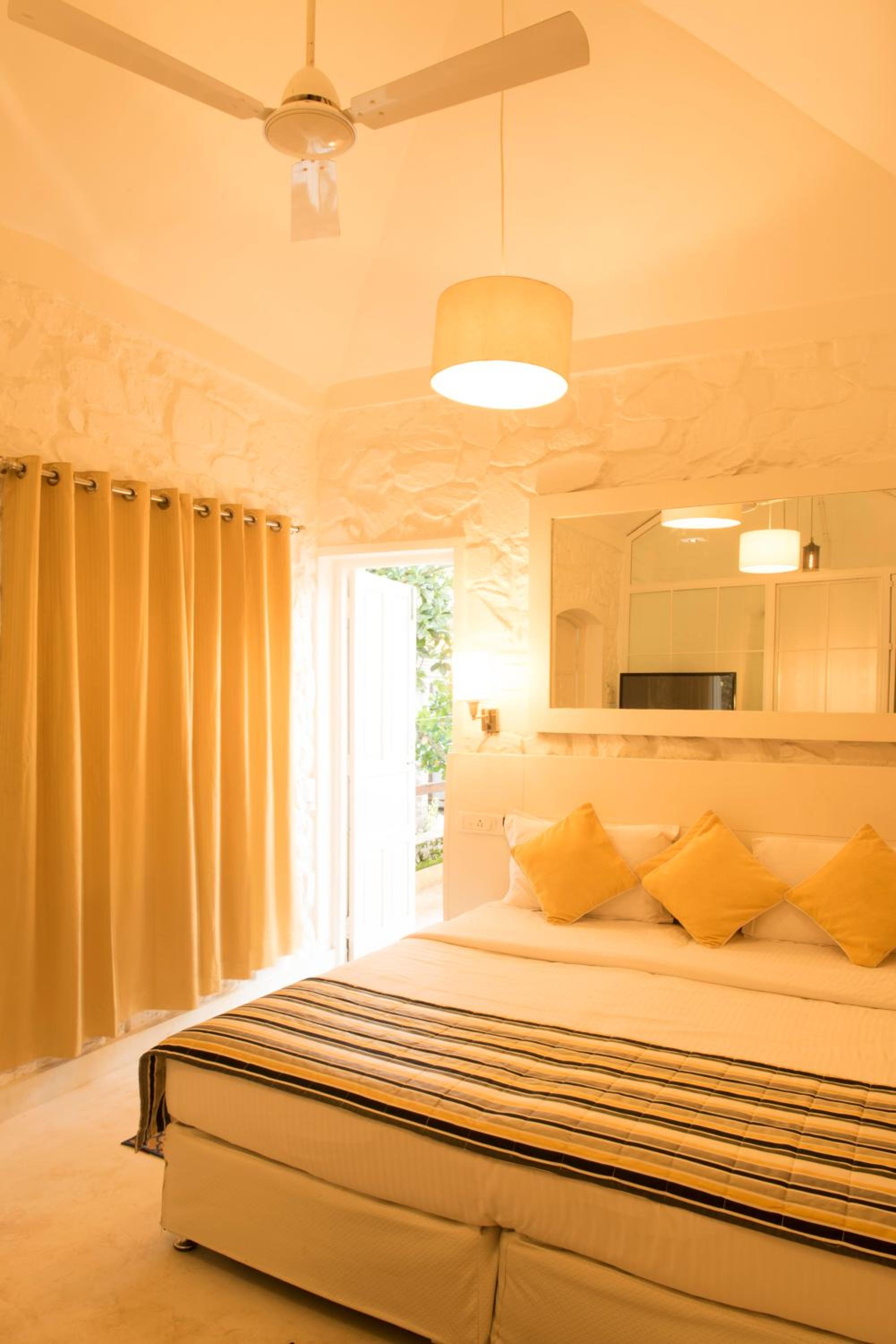 Deluxe Room with Pool View - Photo 8