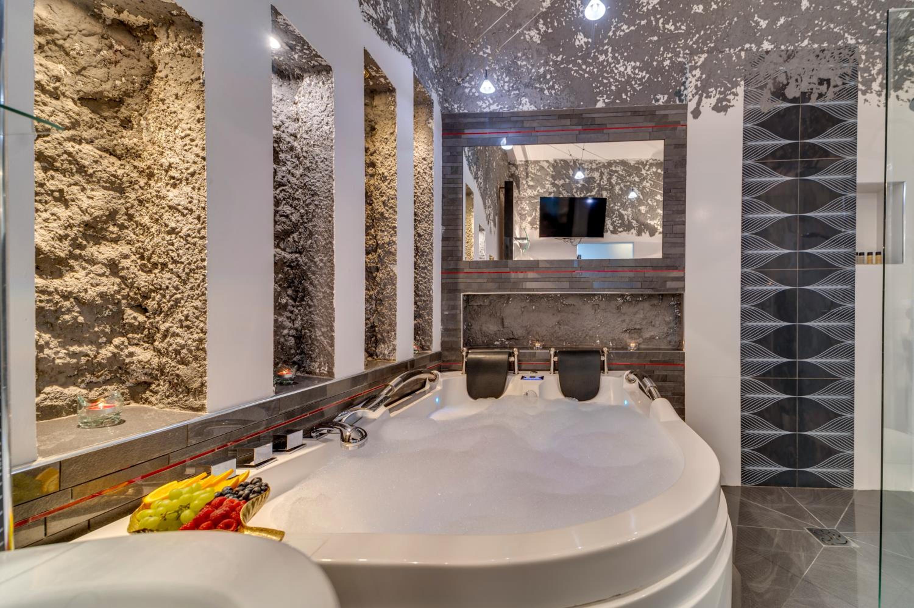 Luxury King Room with 2-person Hot Tub - Photo 11