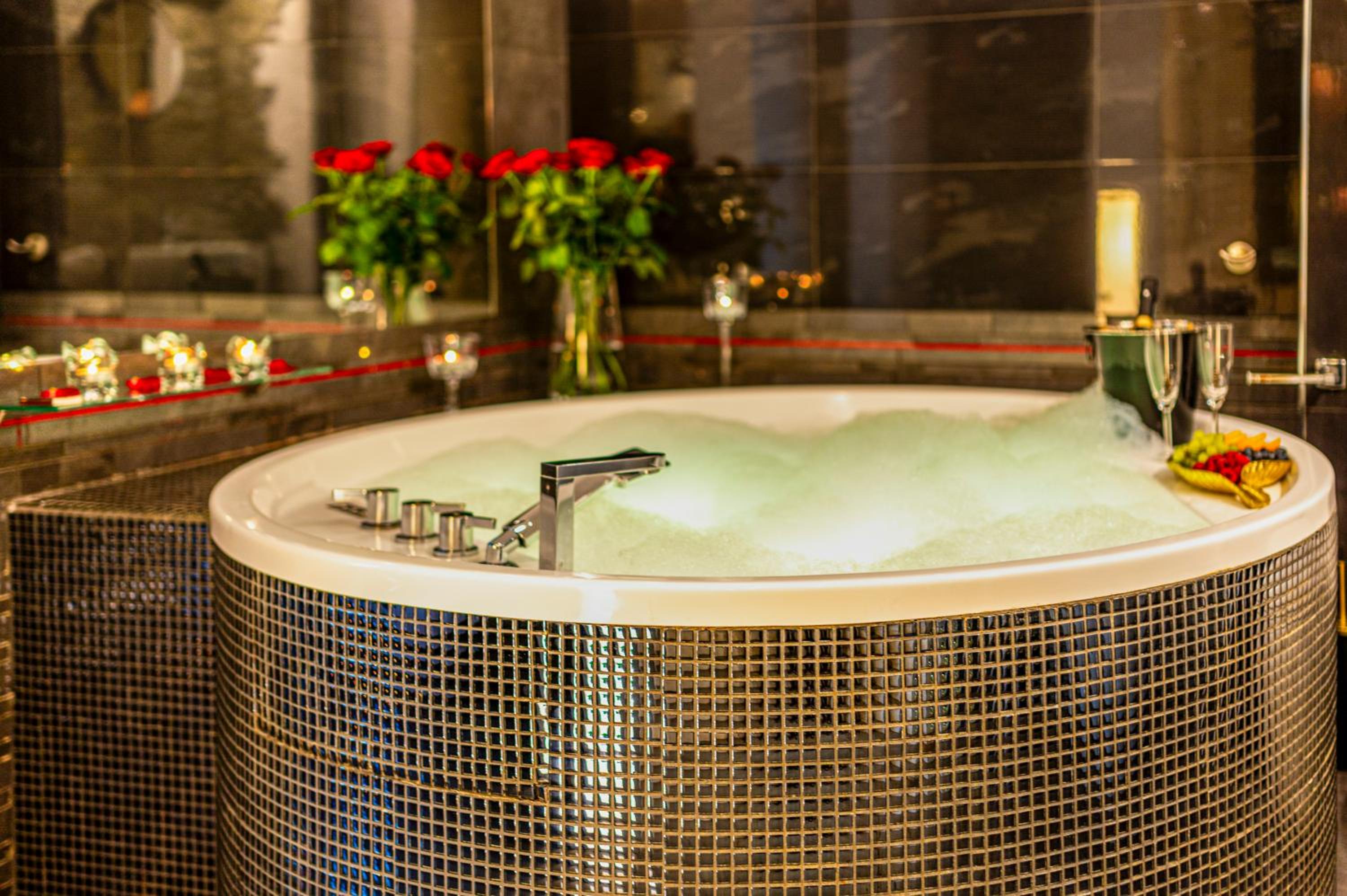 Luxury King Room with 2-person Hot Tub - Photo 12