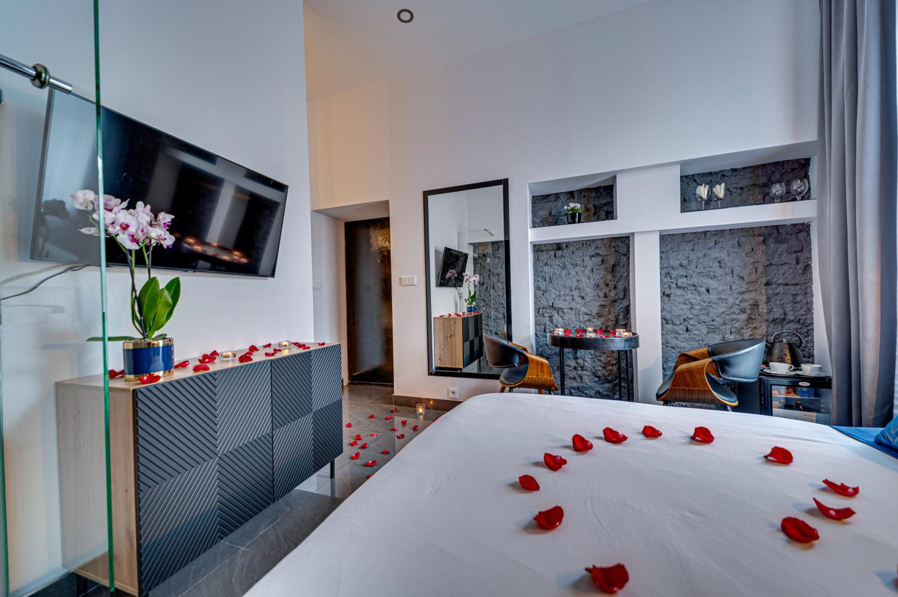 Luxury King Room with 2-person Hot Tub - Photo 13