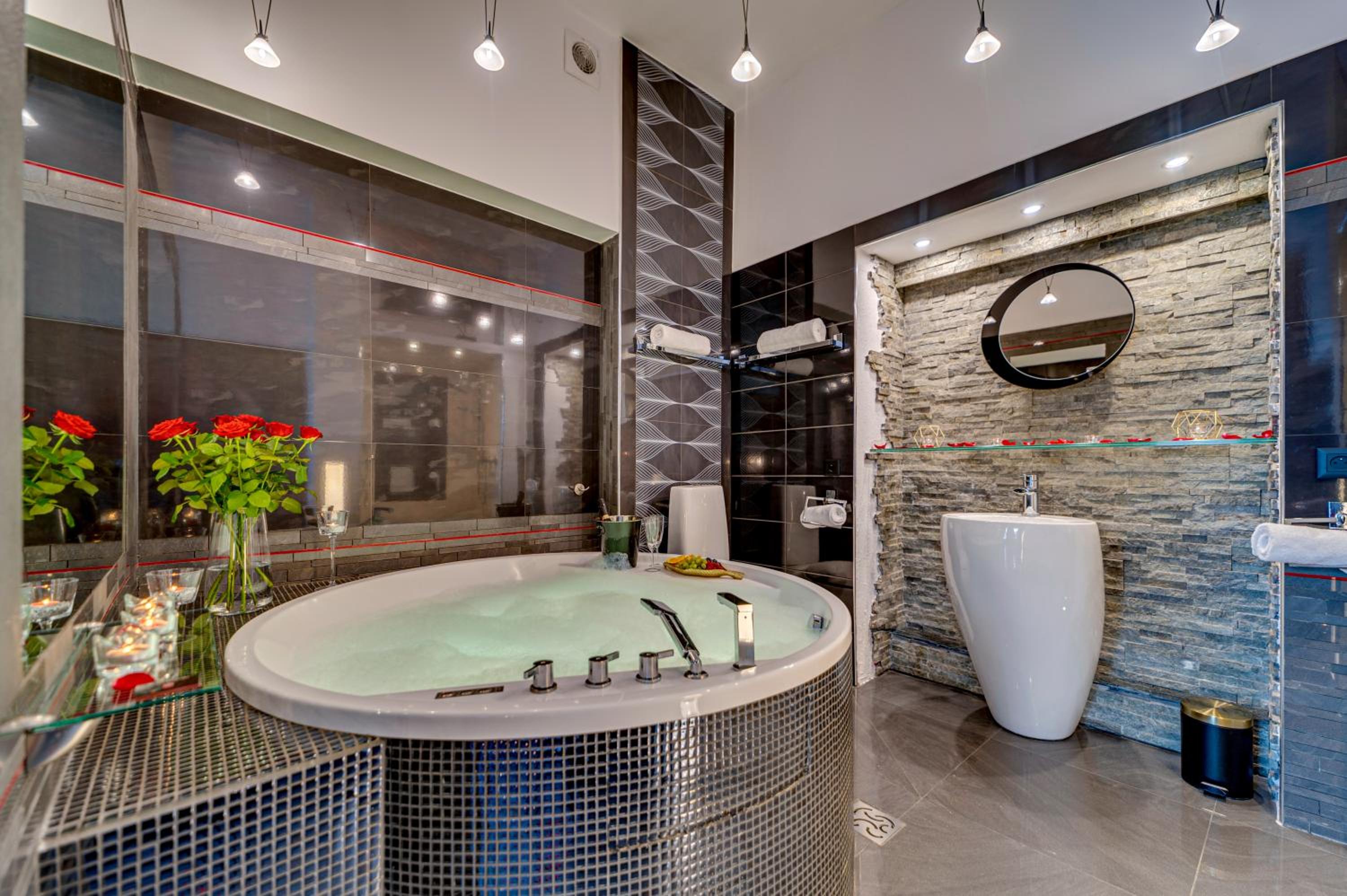 Luxury King Room with 2-person Hot Tub - Photo 14