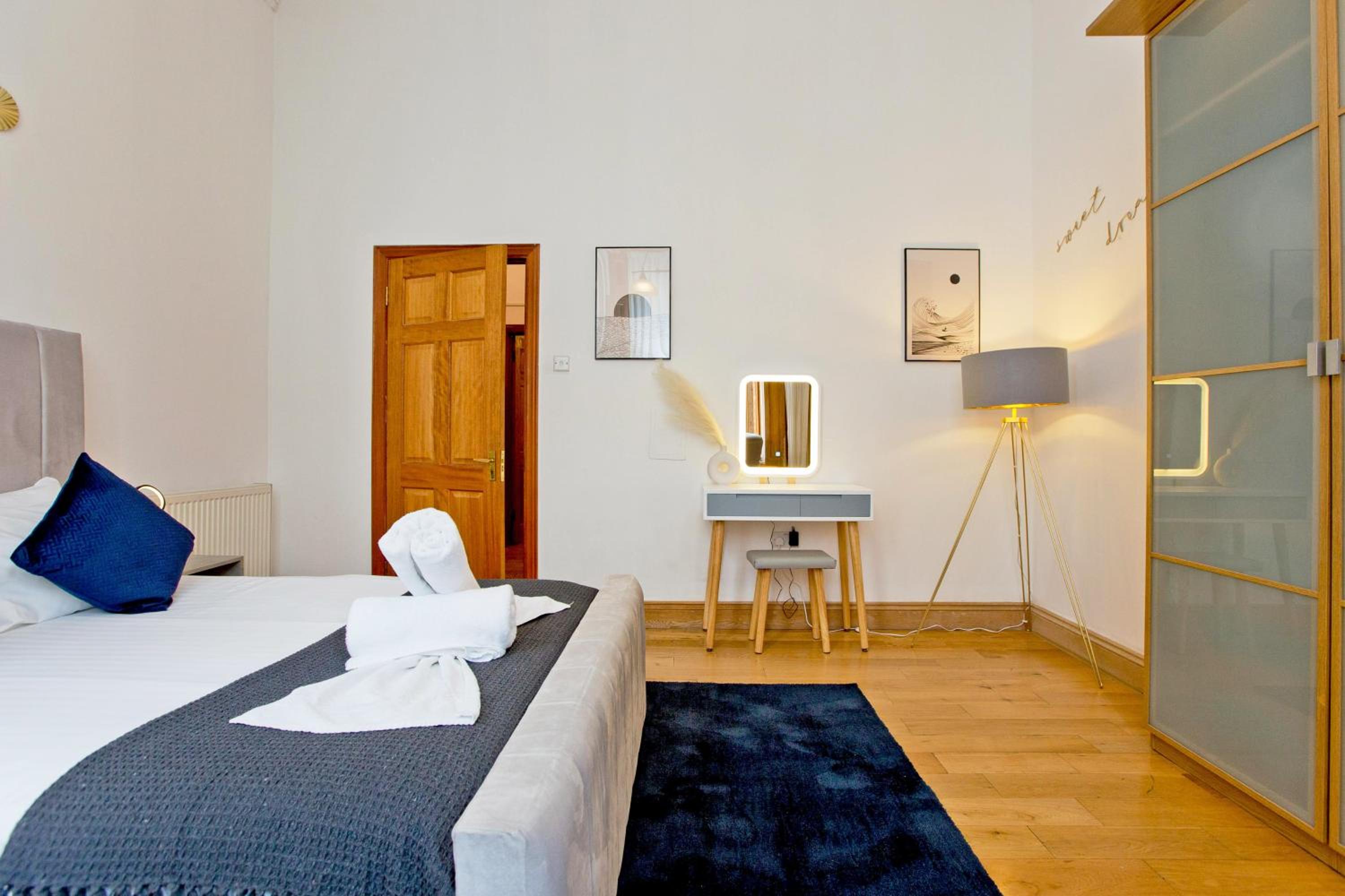 One-Bedroom Apartment photo 2