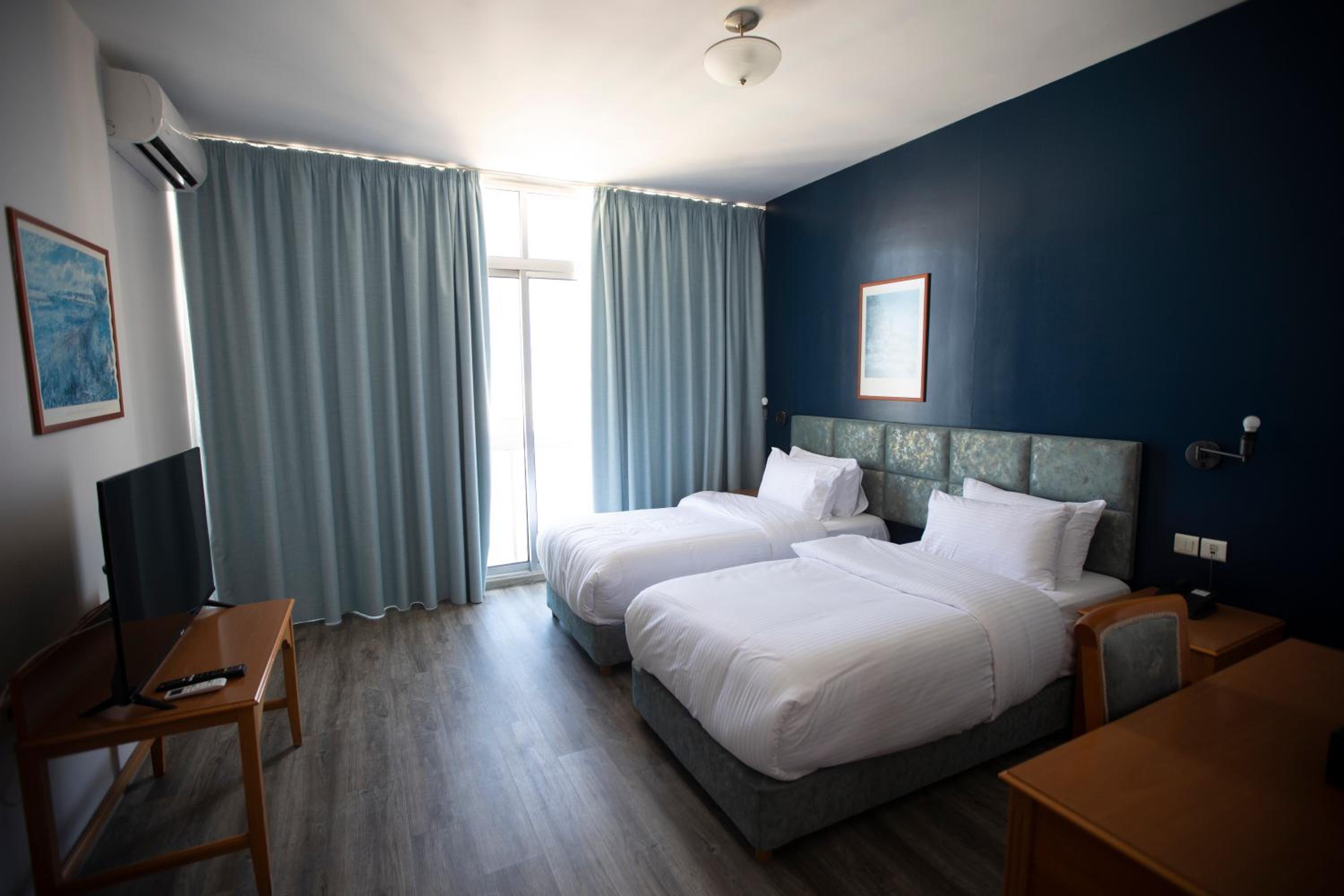 Executive Suite - Photo 7