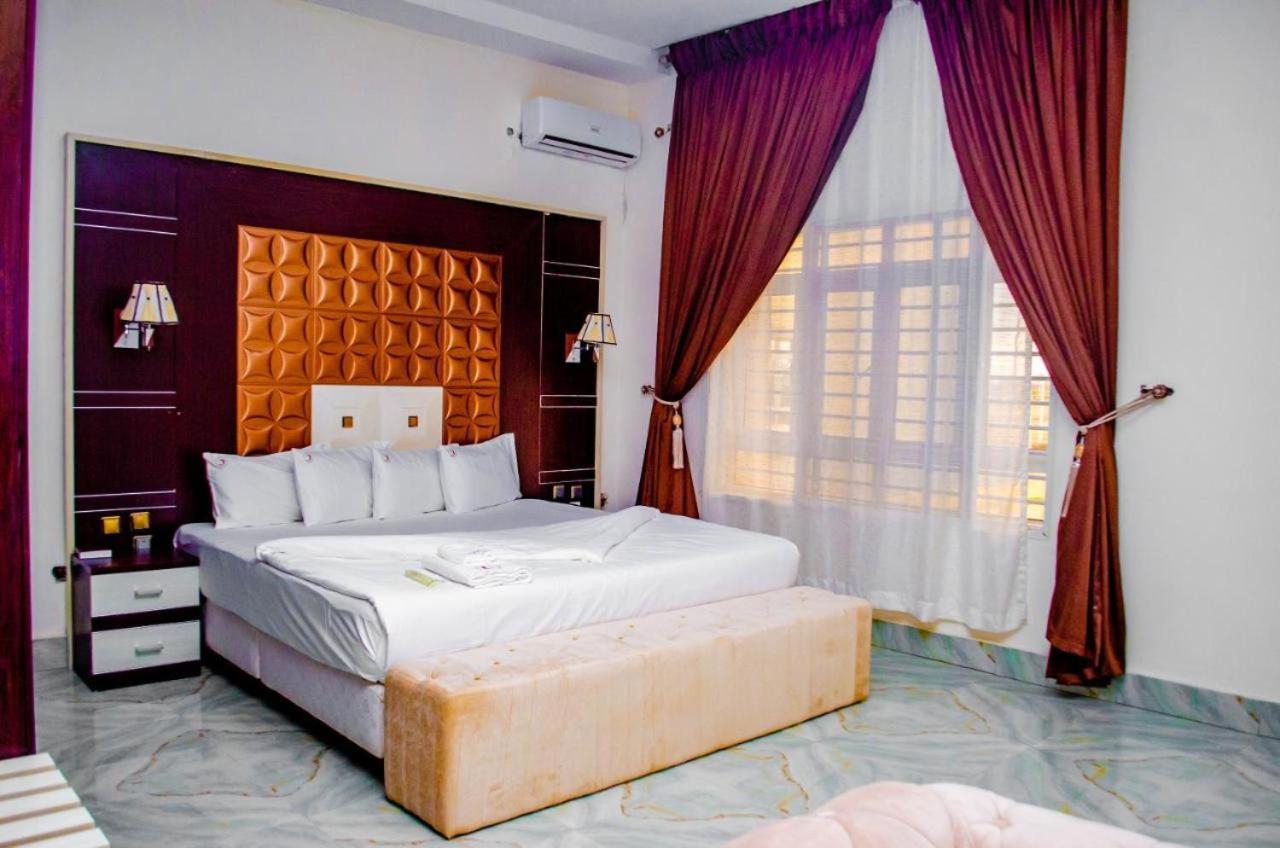 Deluxe Double Room (2 Adults + 1 Child)