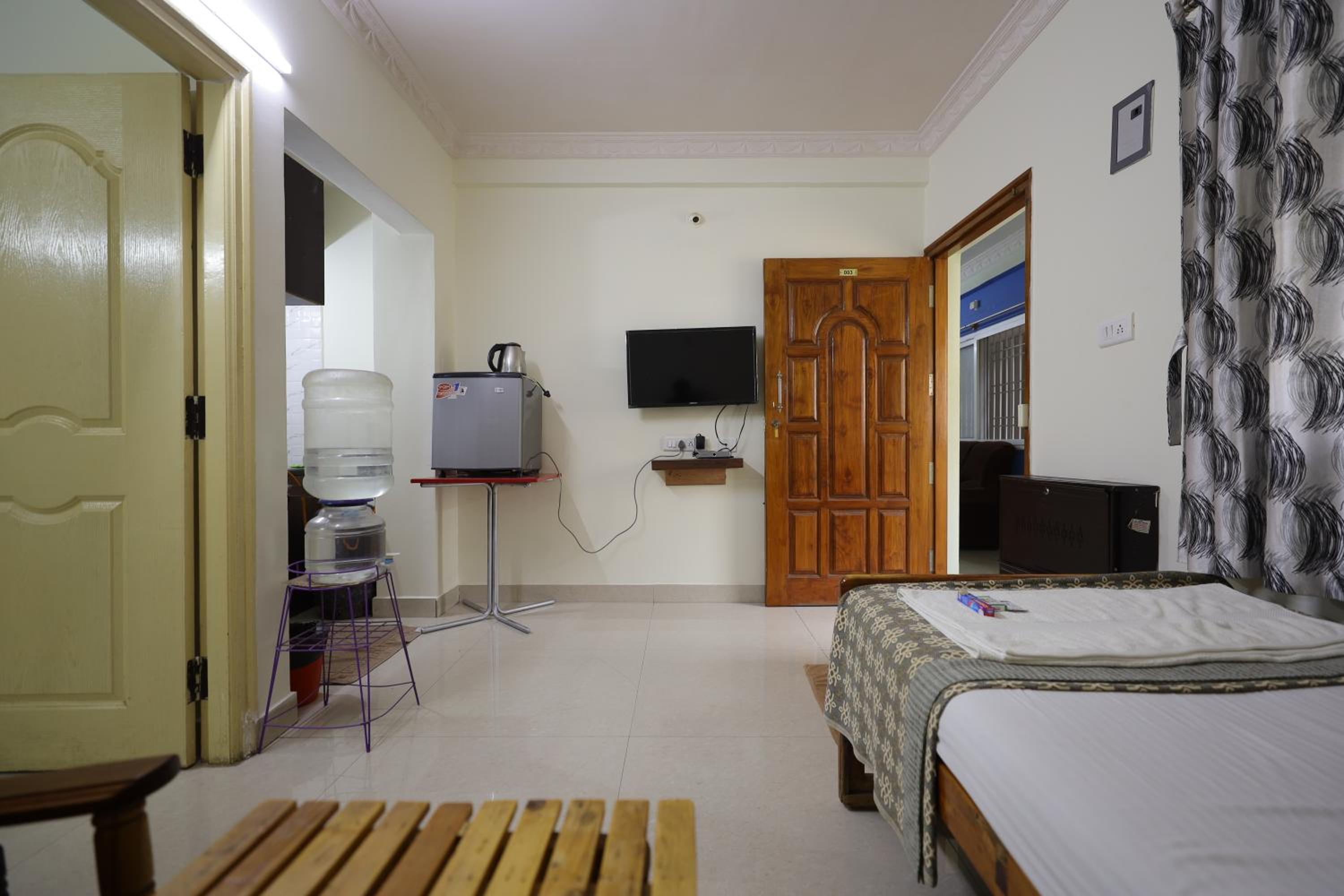 One-Bedroom Apartment - Photo 3